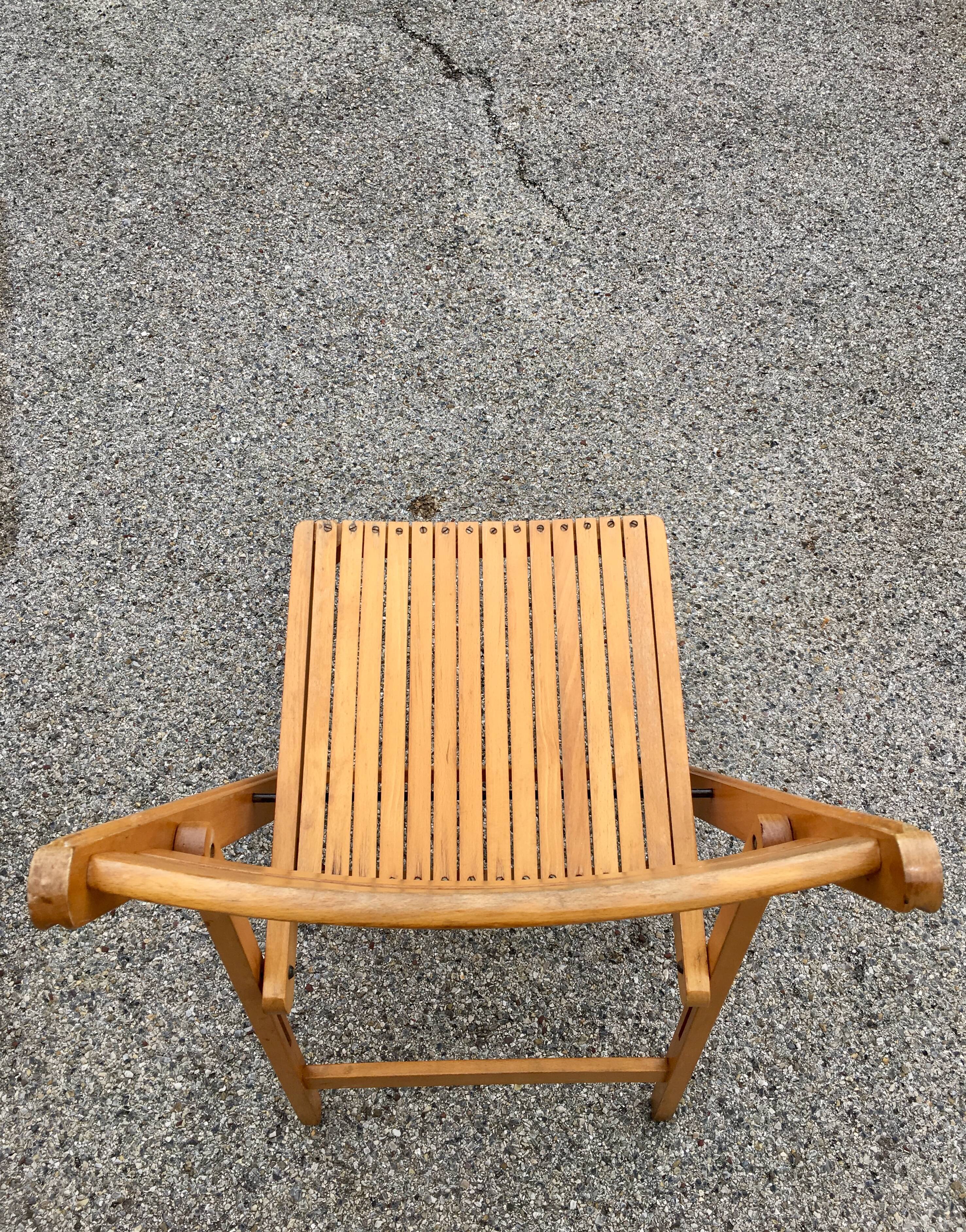 Paire de chaises pliantes en bois massif