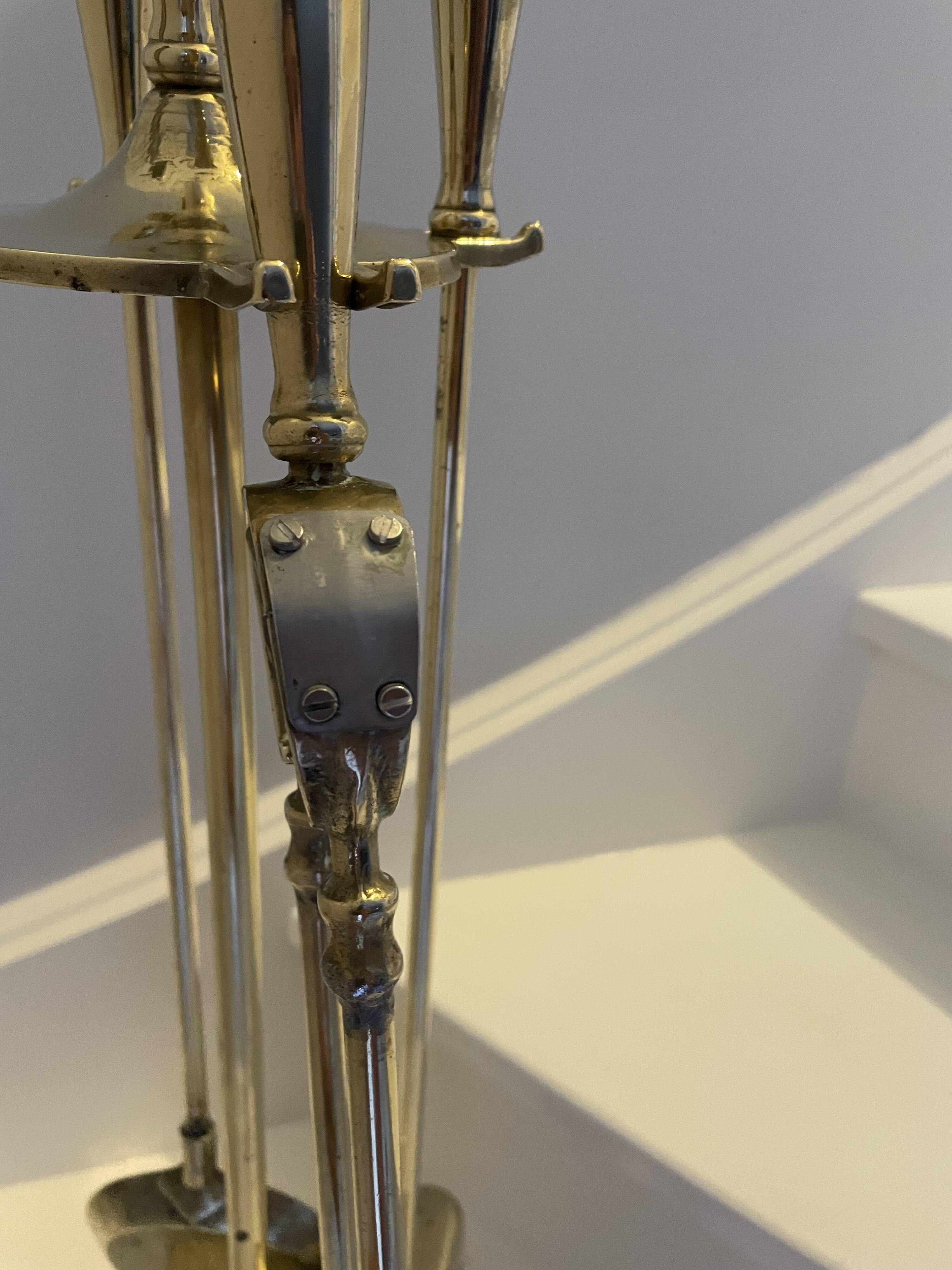 Brass fireplace servant and its 4 accessories