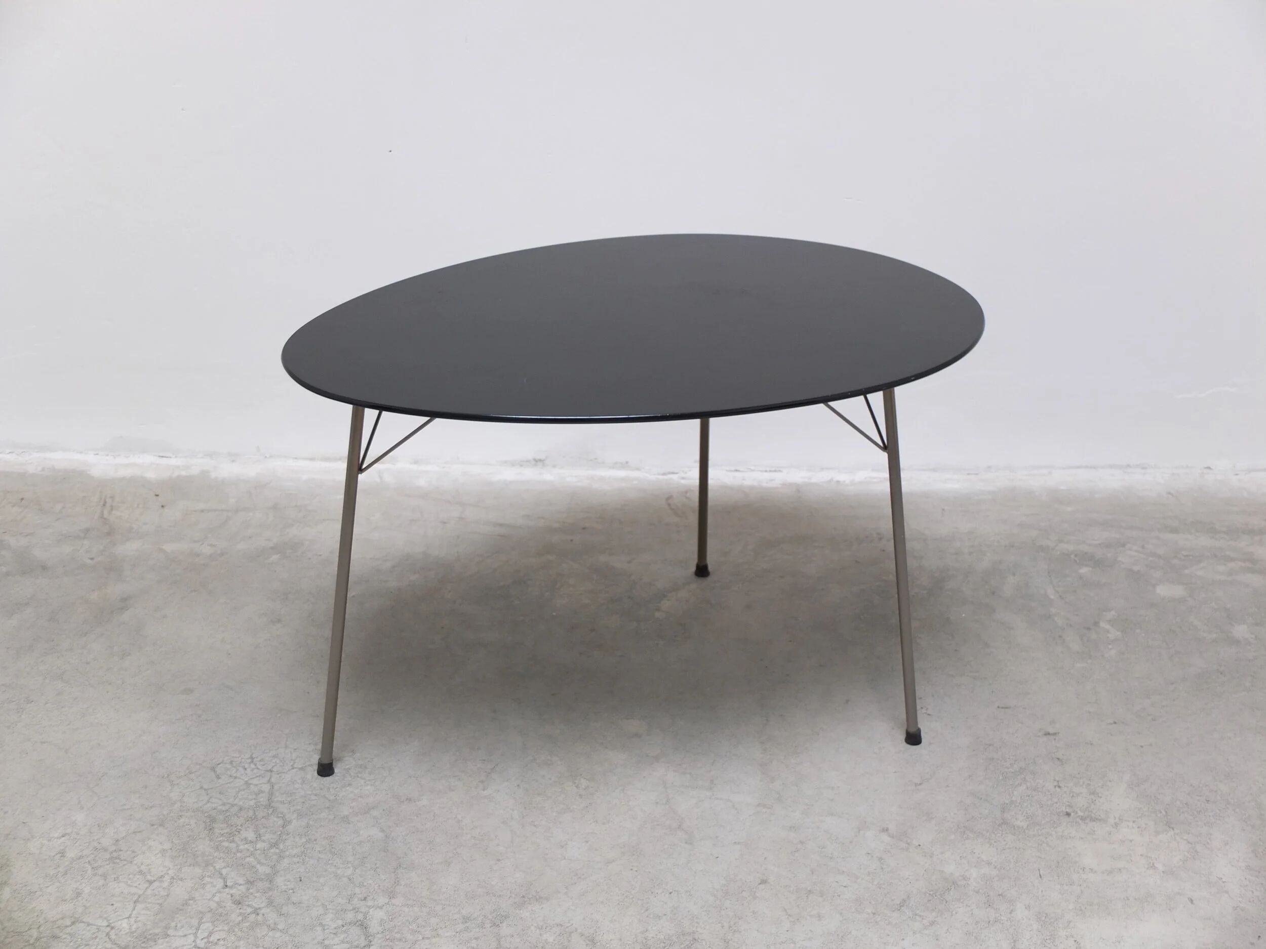 Rare 'Egg' table by Arne Jacobsen for Fritz Hansen, 1952
