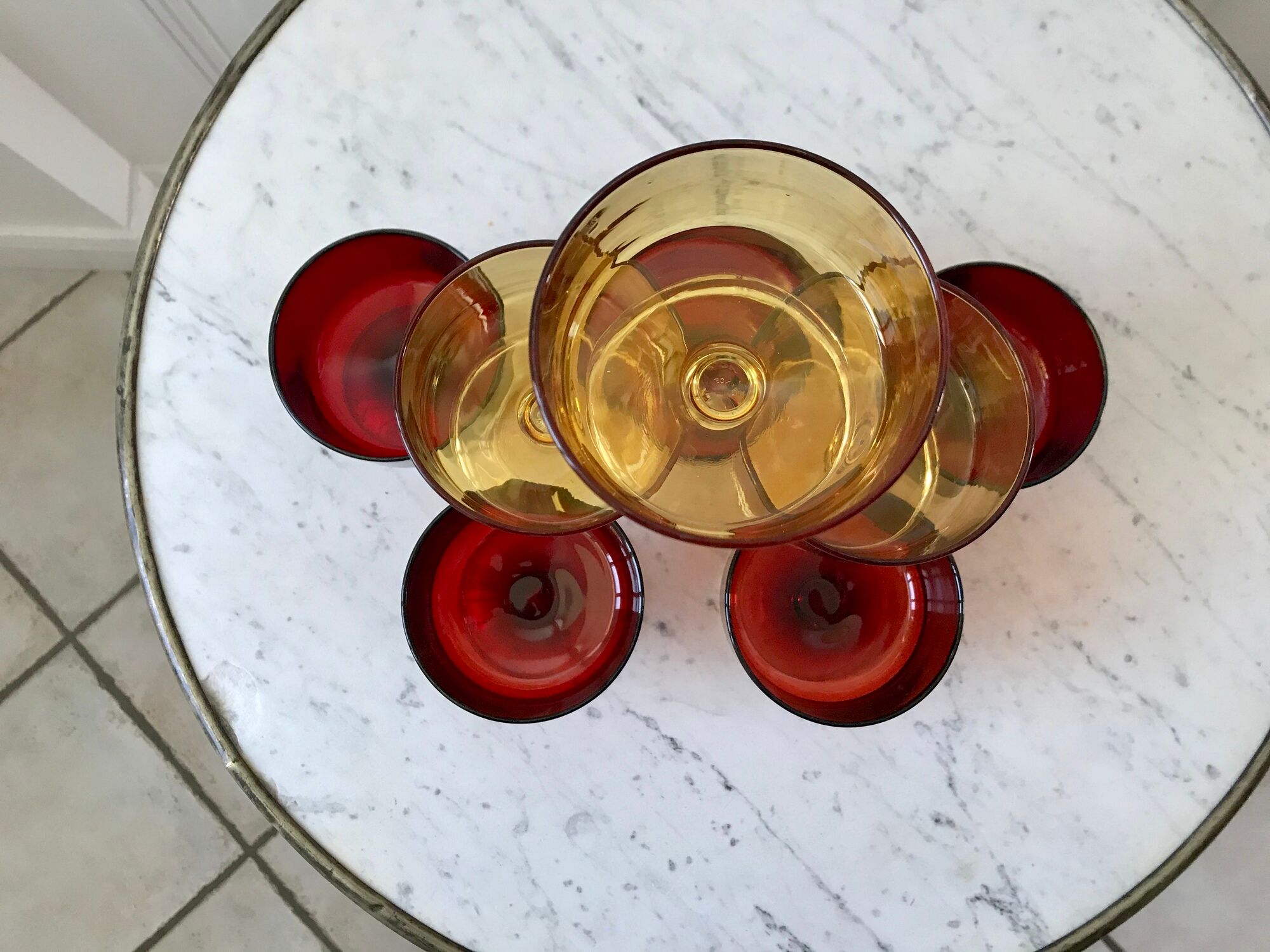 Set of 8 champagne glasses in amber colored glass and garnet 70s
