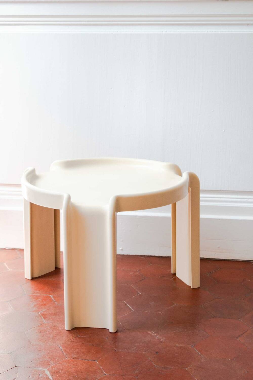 Kartell 4905 beige coffee table design by Giotto Stoppino