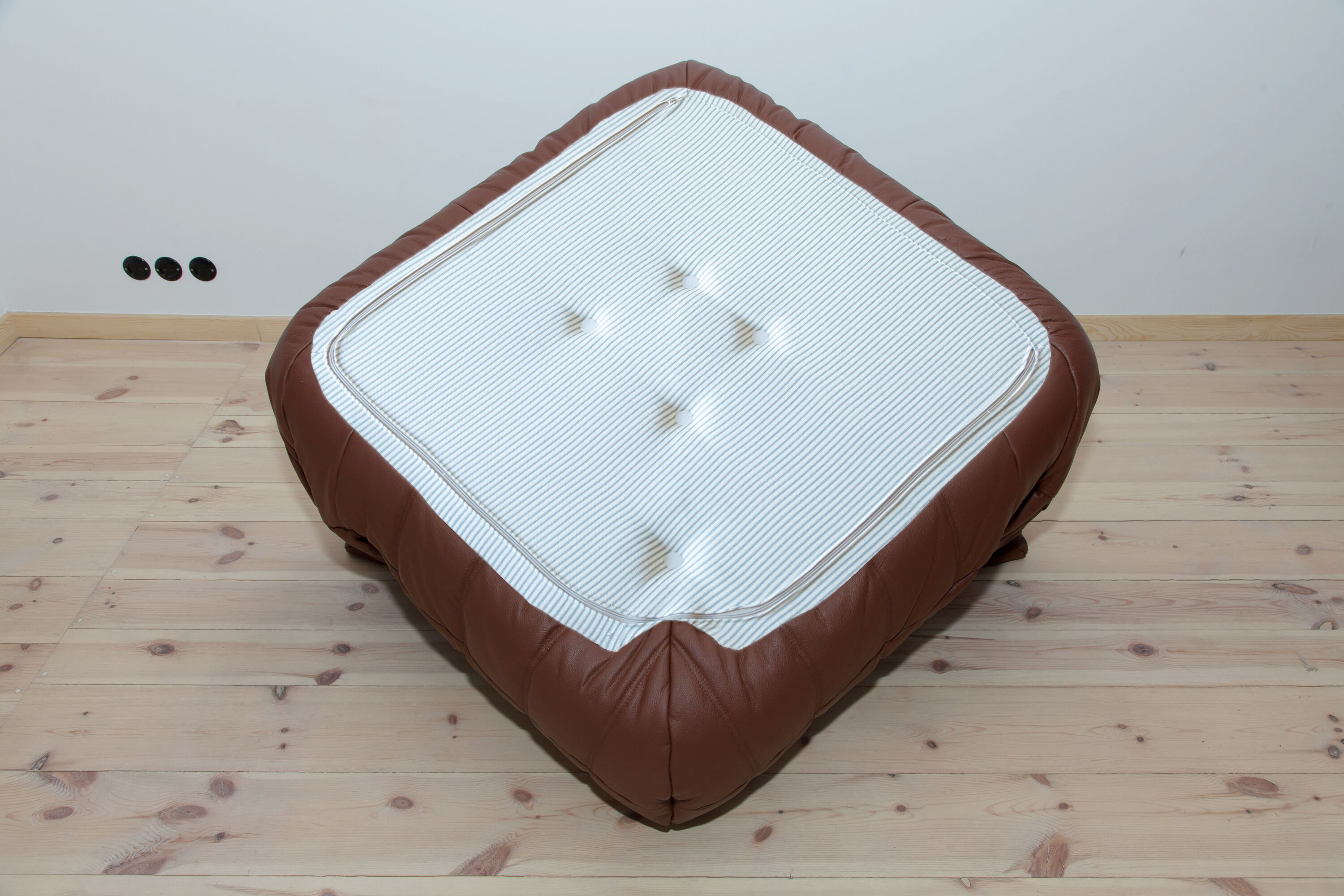 Fauteuils et canapé 2 places Togo dessiné par Michel Ducaroy 1973