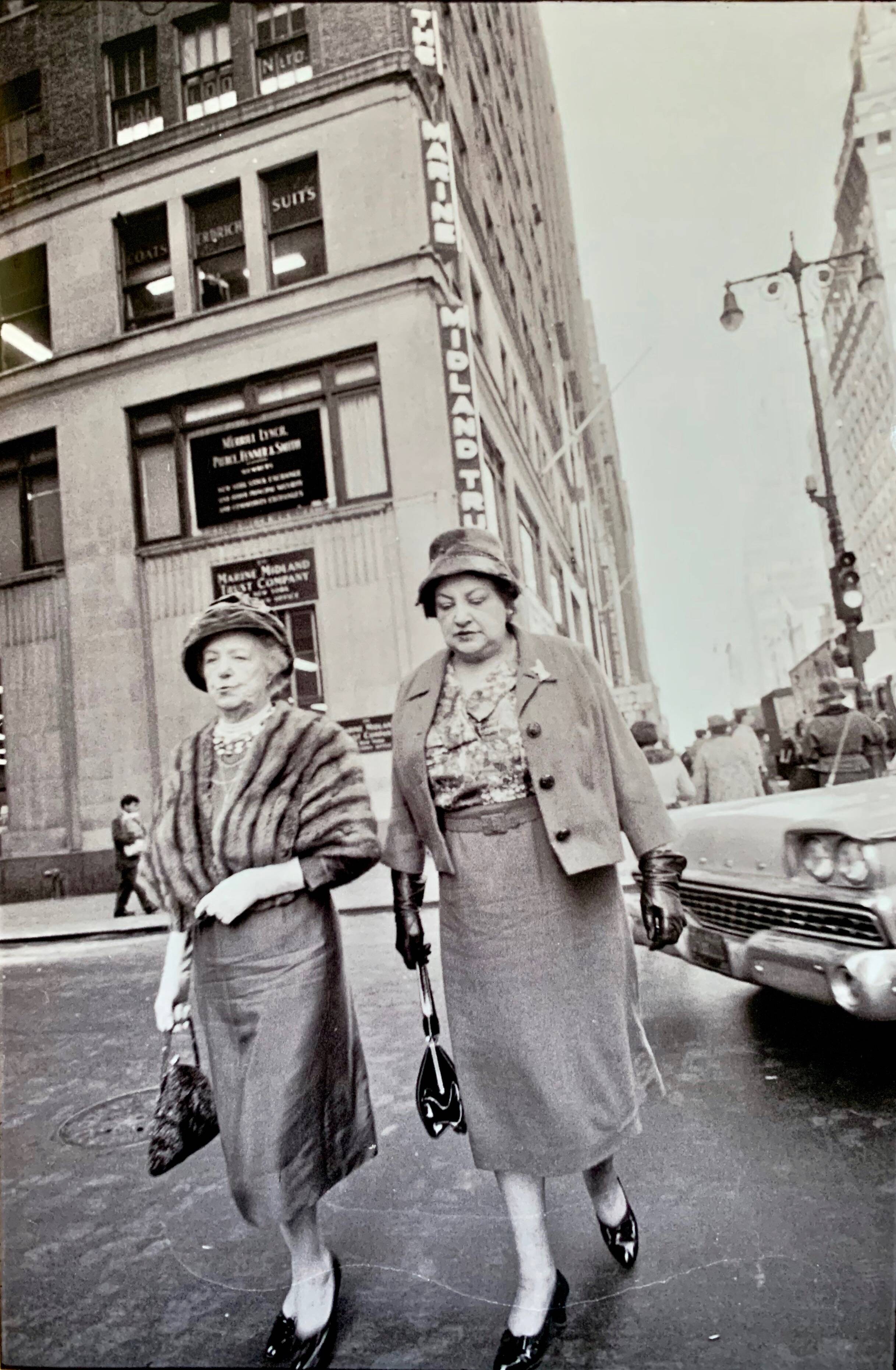 NEW YORK 1960 – Two ladies in Manhattan