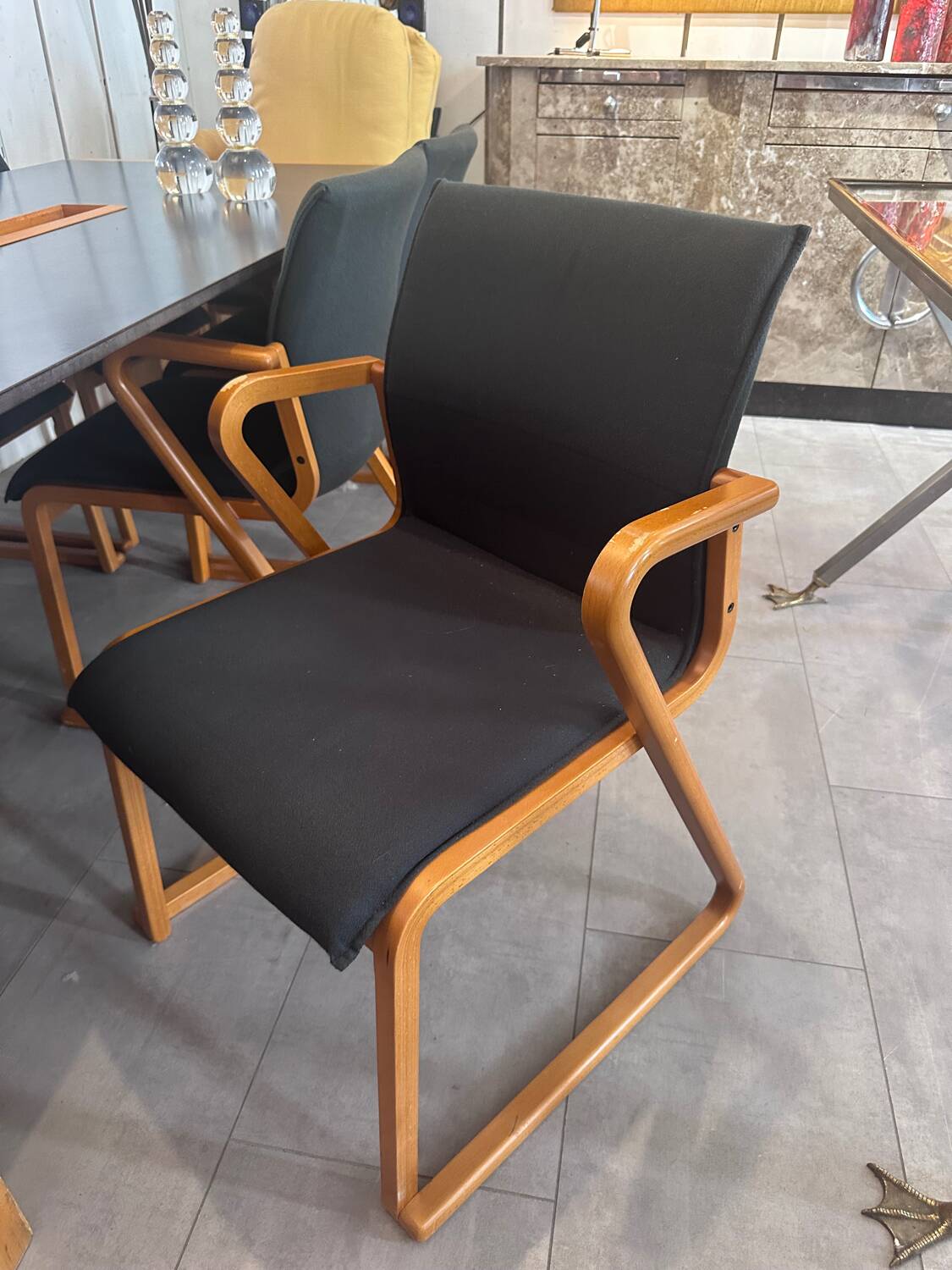 Suite de 8 chaises bois et tissu