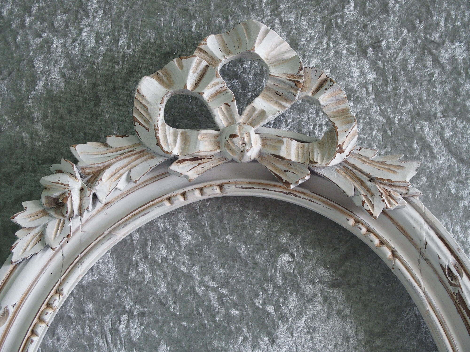Wooden oval frame with Louis XVI-style knot