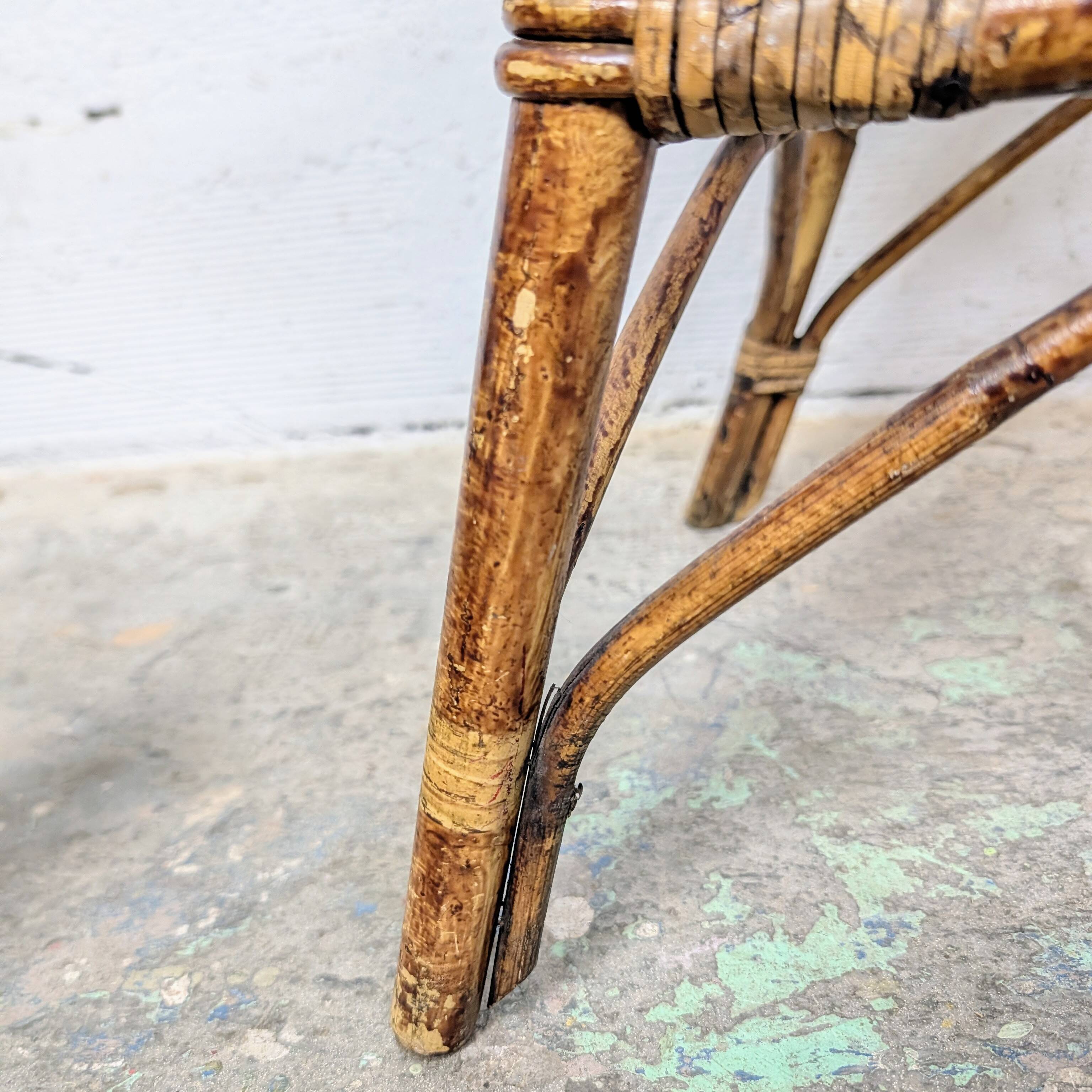 Tabouret en rotin vintage