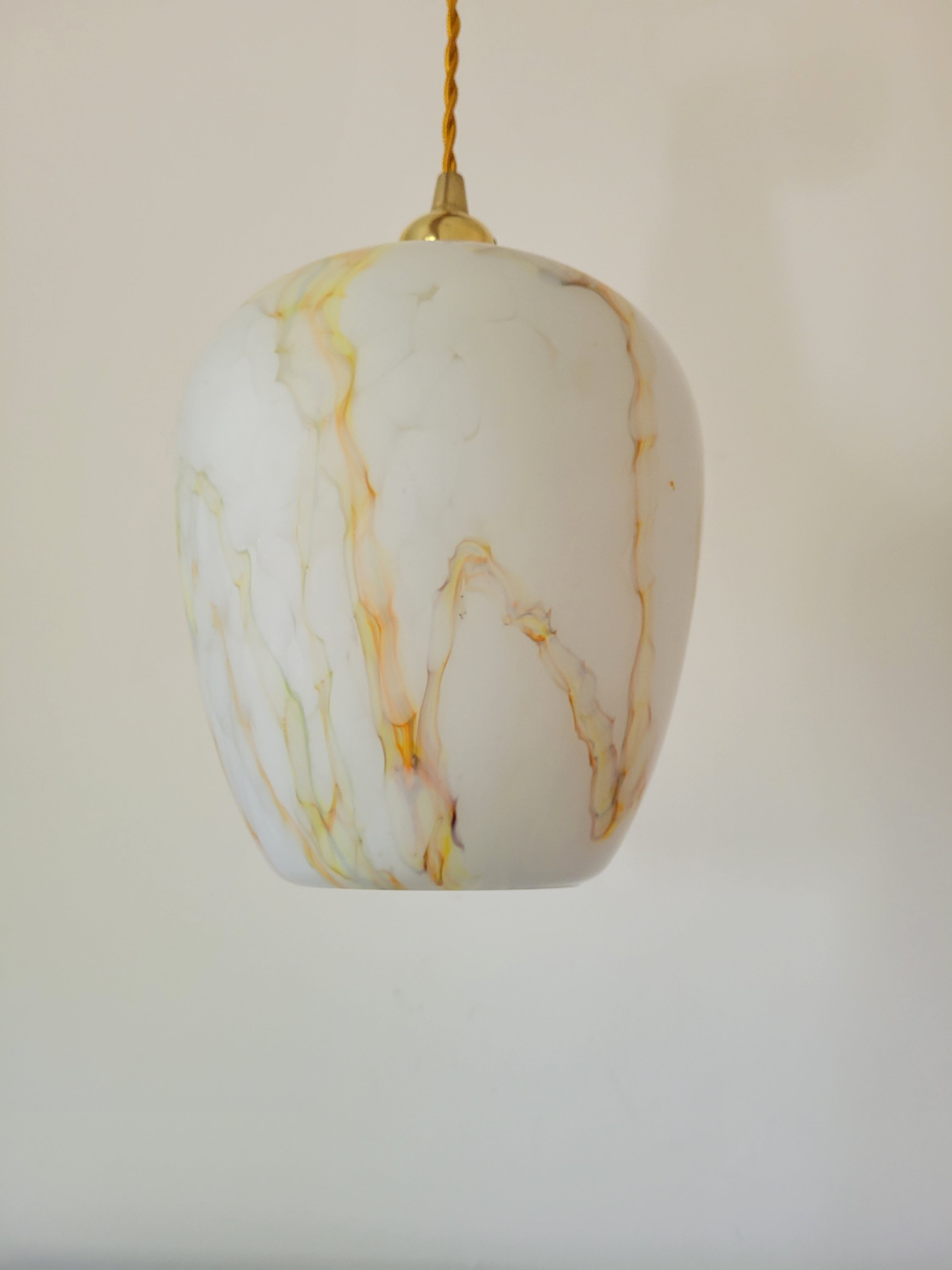 Marbled opaline suspension