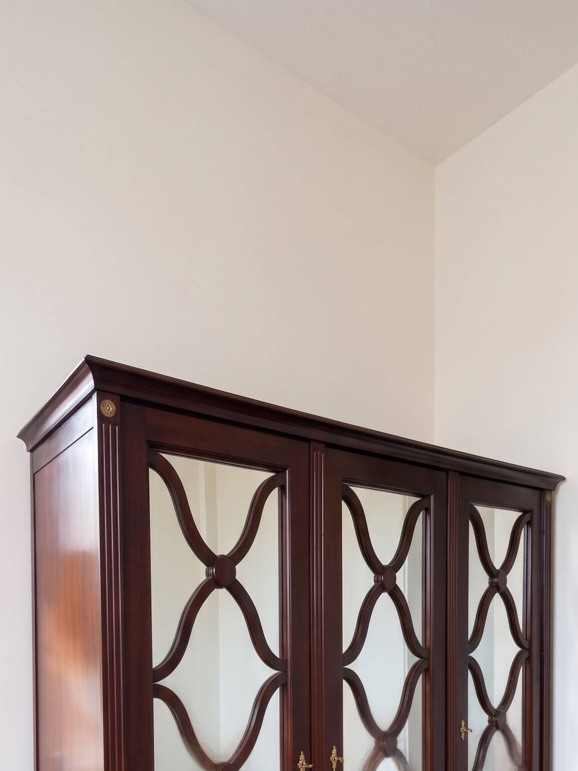 Large antique mahogany wardrobe with 3 mirror doors from the early 20th century.