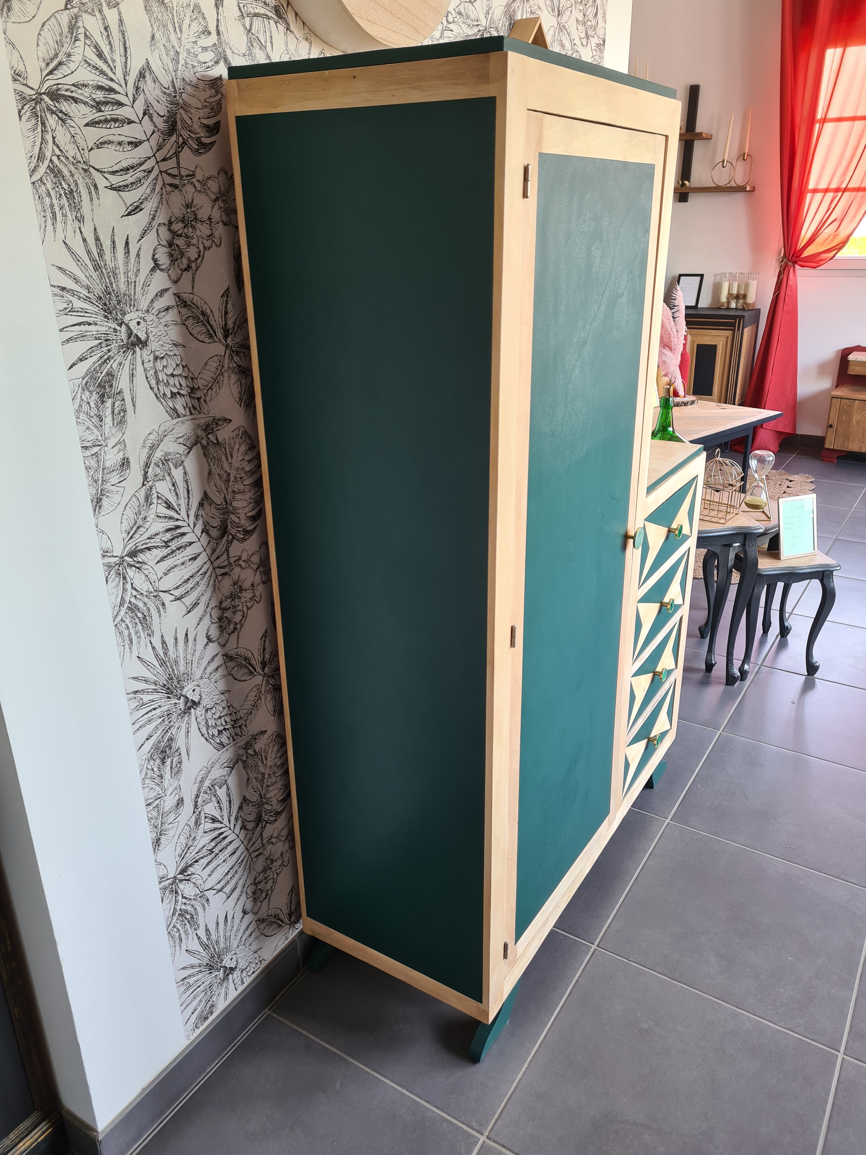 Asymmetrical cabinet