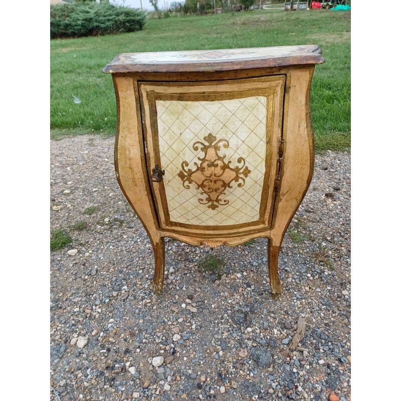 Table de chevet galbée en bois doré