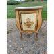 Table de chevet galbée en bois doré