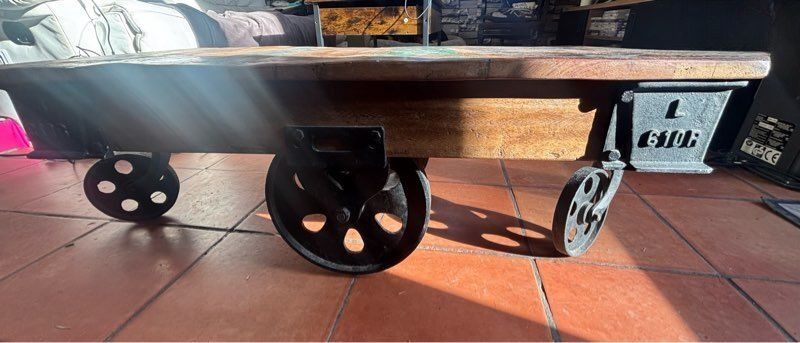 Table basse de style industriel
