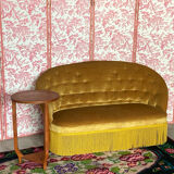 Canapé crapaud capitonné en velours moutarde