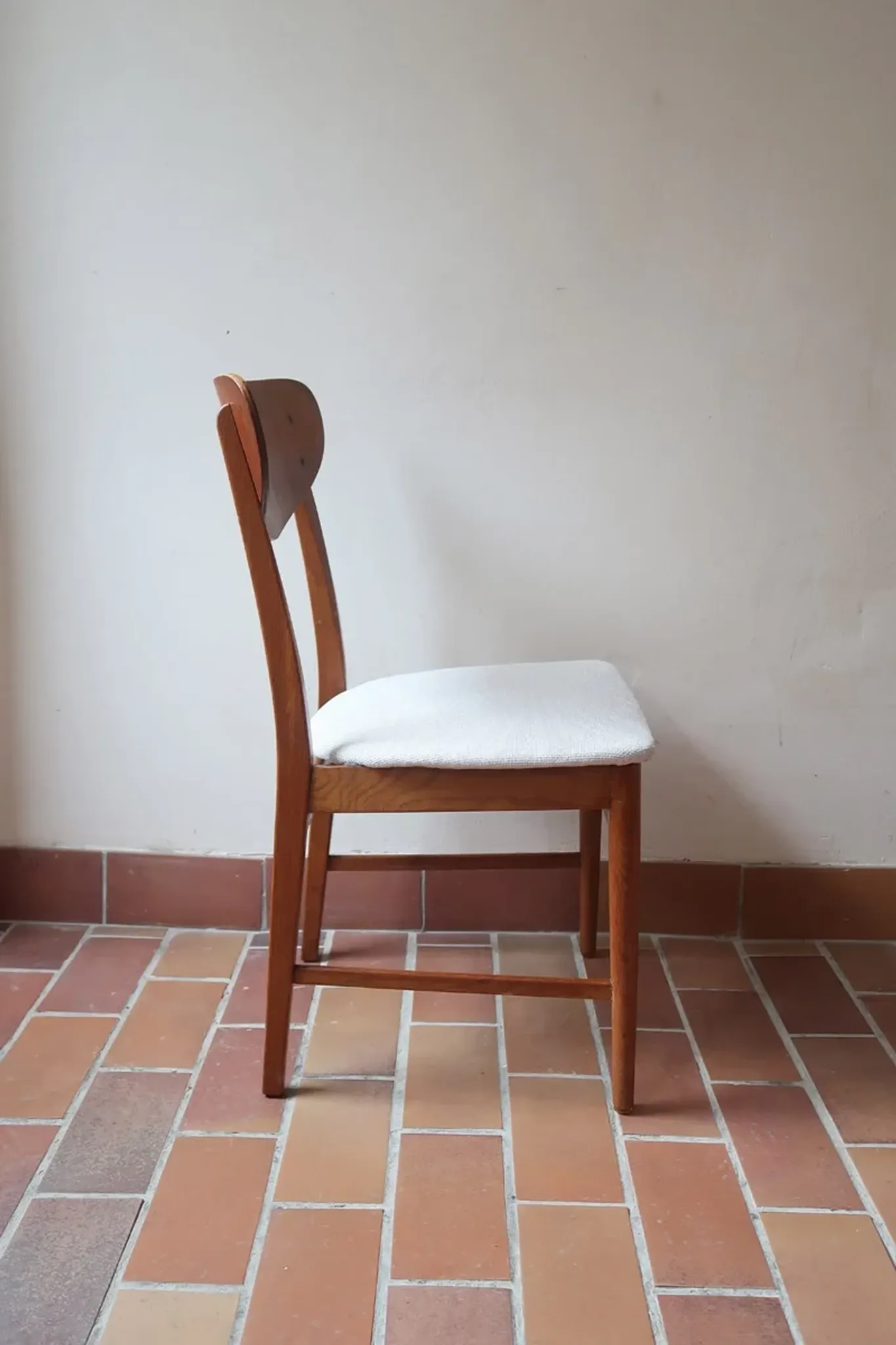Set of 5 Scandinavian teak chairs from the 1960s, with curved backrest.