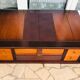 Table basse en bois avec niche intérieure