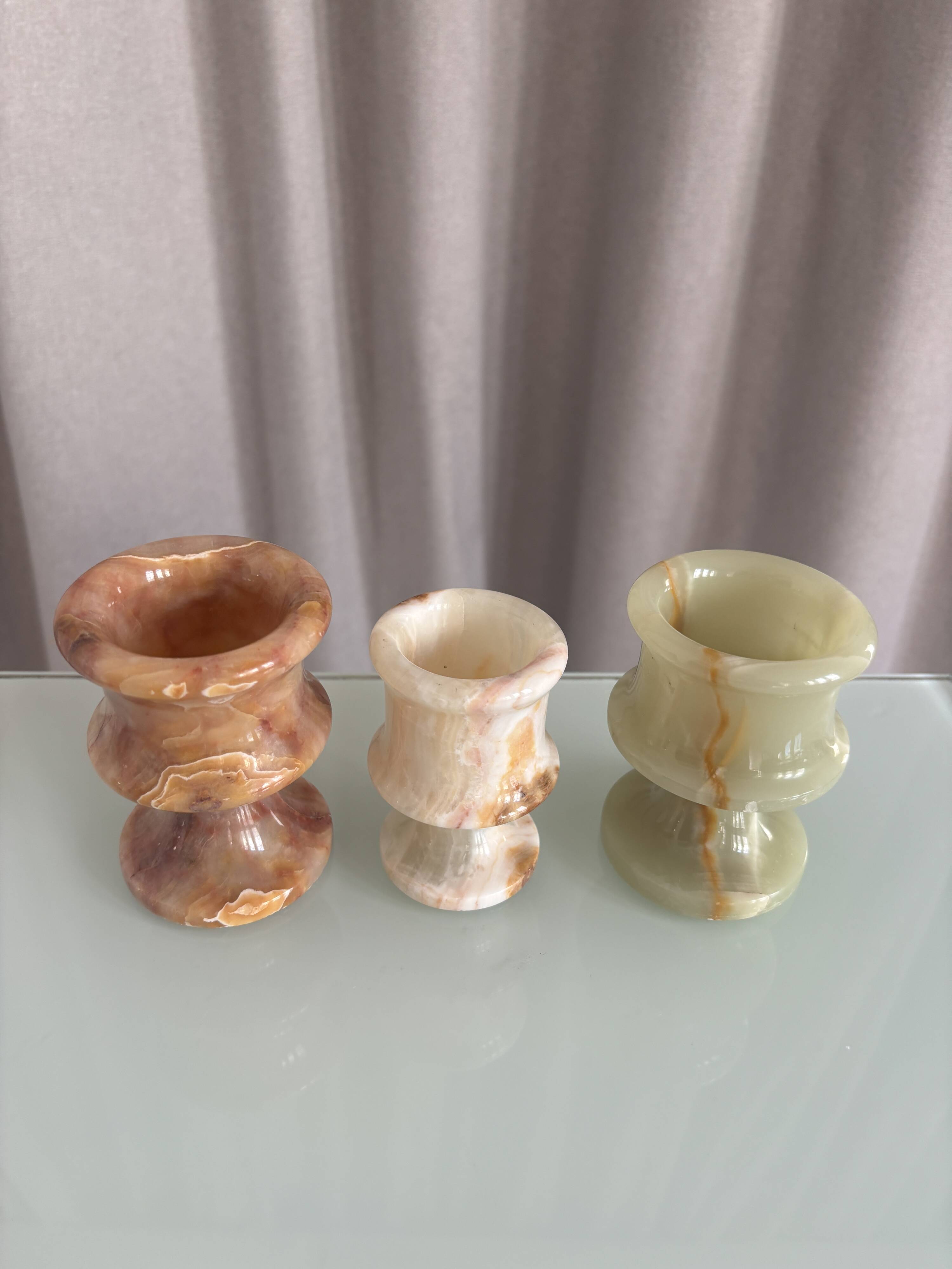 3 vases en onyx sculptées à la main