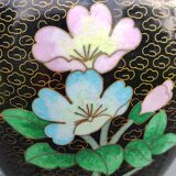 Vase décoratif artisanal asiatique en émaux cloisonnés,  contour du col & base en laiton