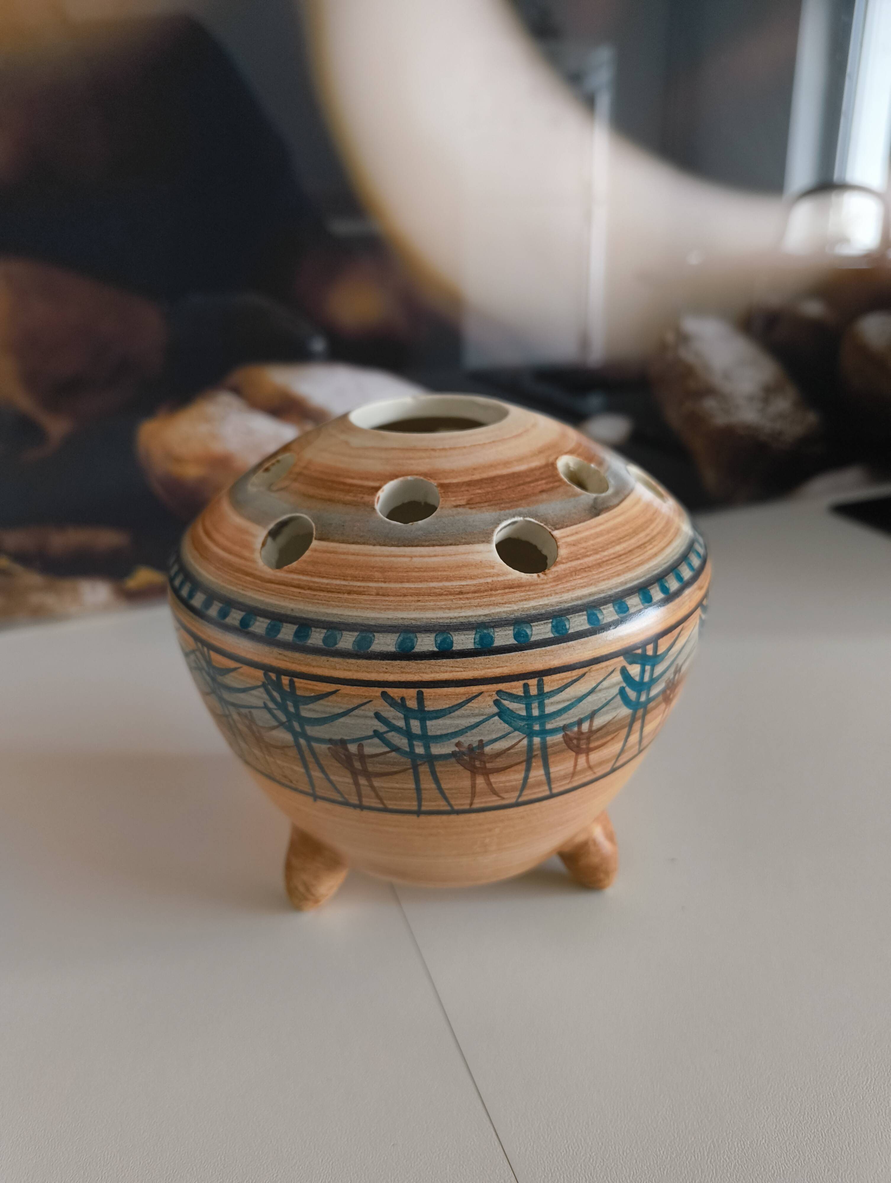 Tripod flower holder Vallauris signed MG – 1950s Superb flower holder in