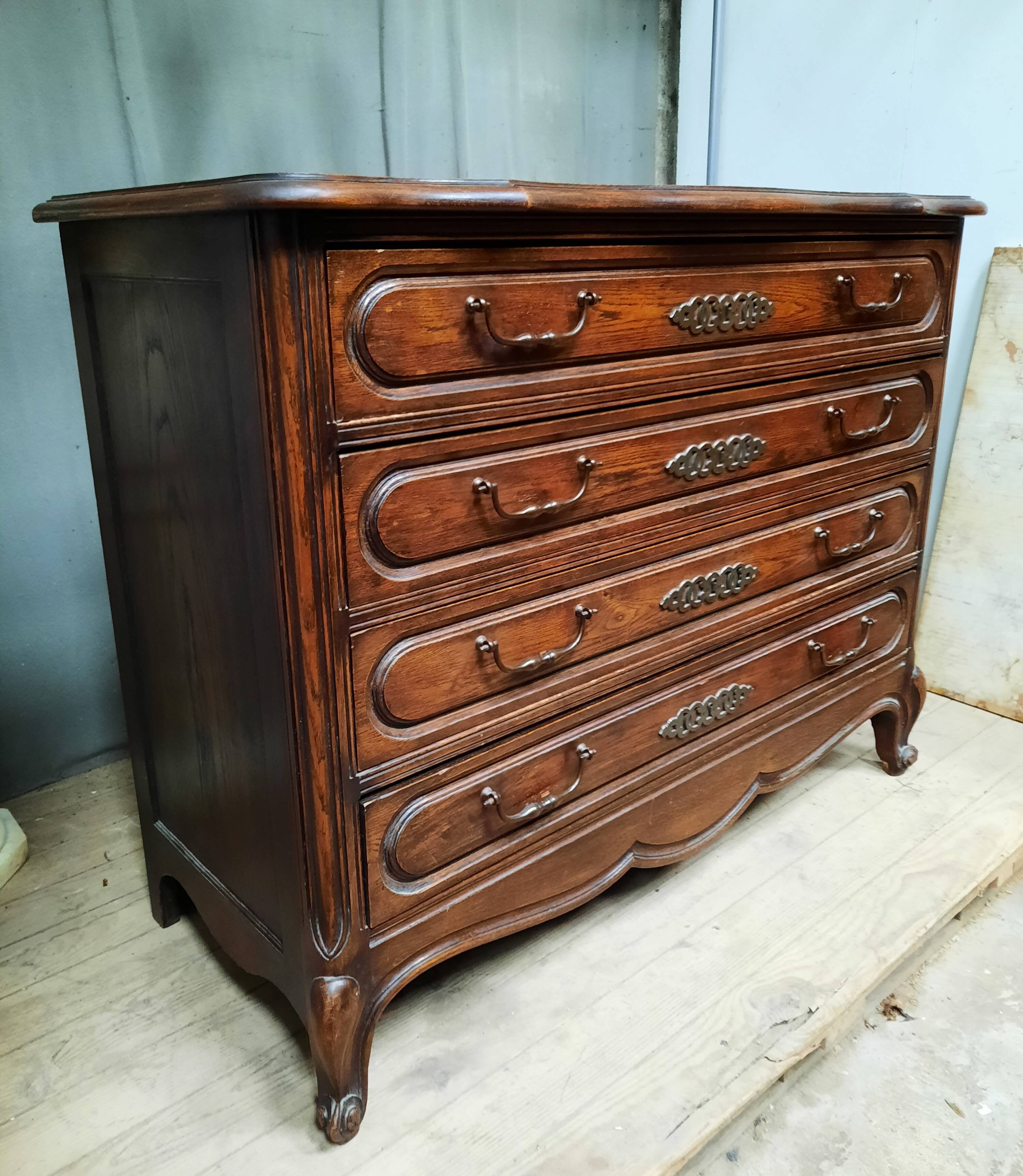 Oak chest of drawers