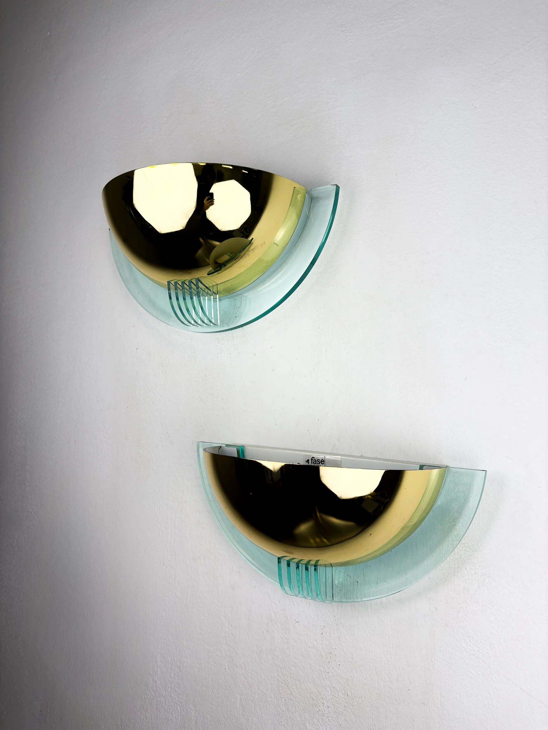 Paire d'appliques murales en demi-lune au design moderniste par Fase, Espagne, années 1980.
