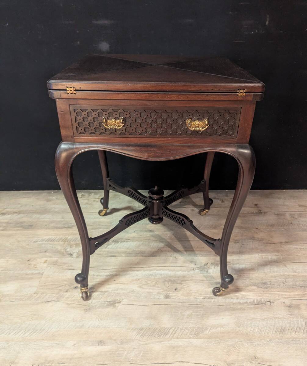 Game table known as "mouchoir" in mahogany, Louis XV style with decorative inspiration.