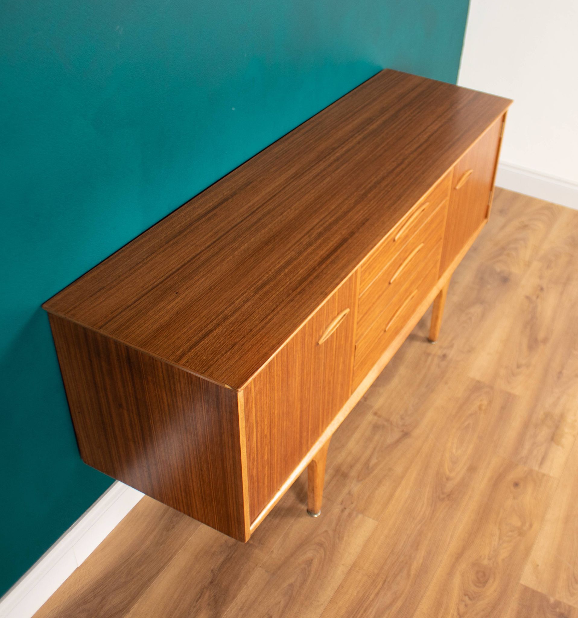 Buffet moyen Jentique Mid Century en noyer rétro des années 1960