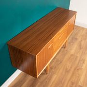 Buffet moyen Jentique Mid Century en noyer rétro des années 1960