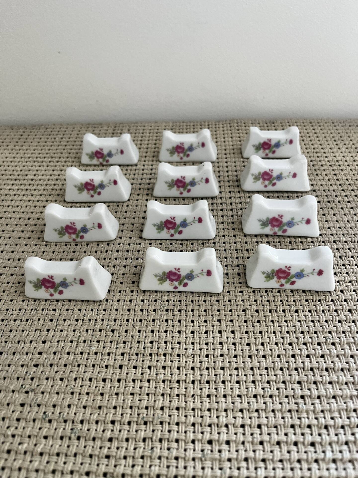 12 knife rests
