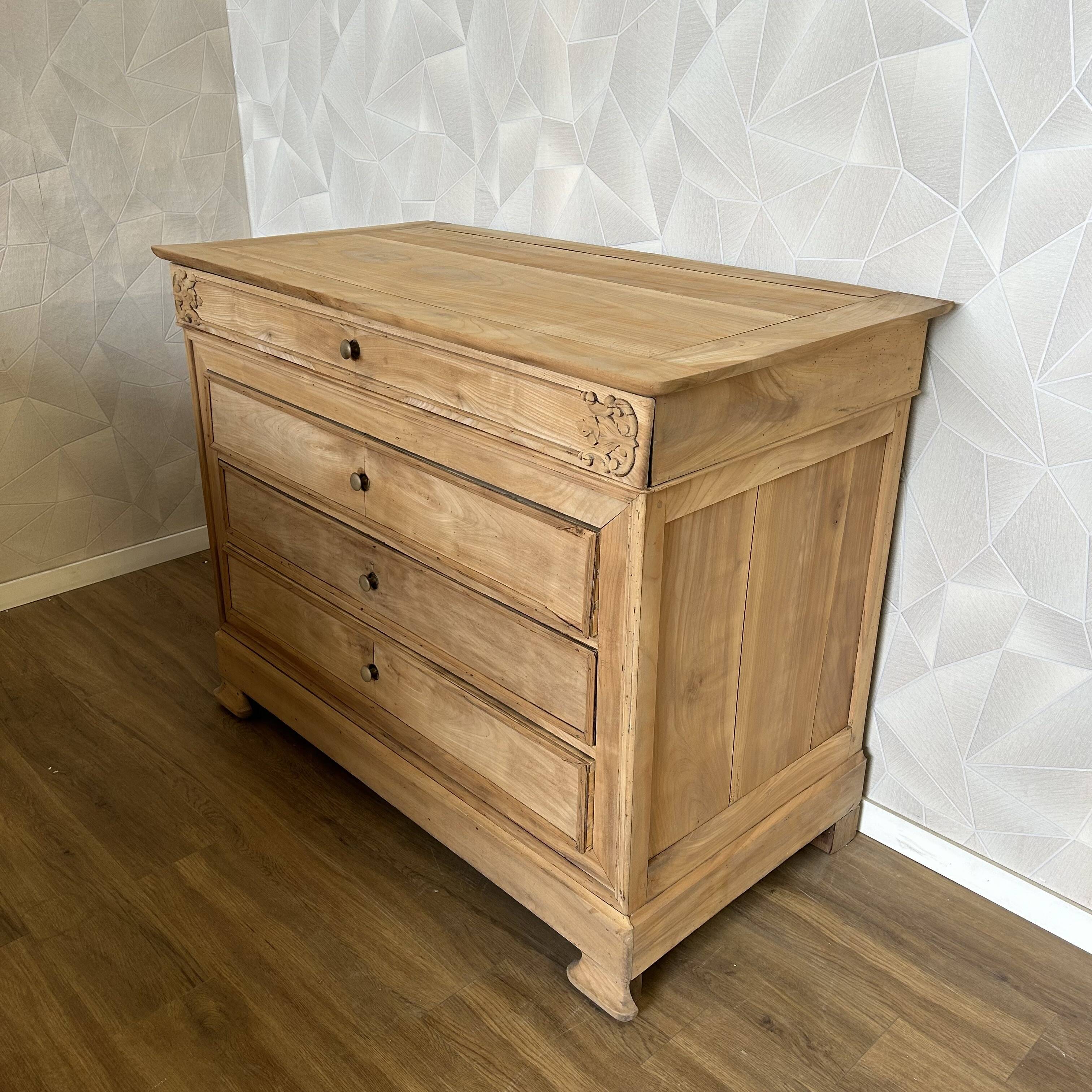 Antique chest of drawers with 4 airbrushed drawers