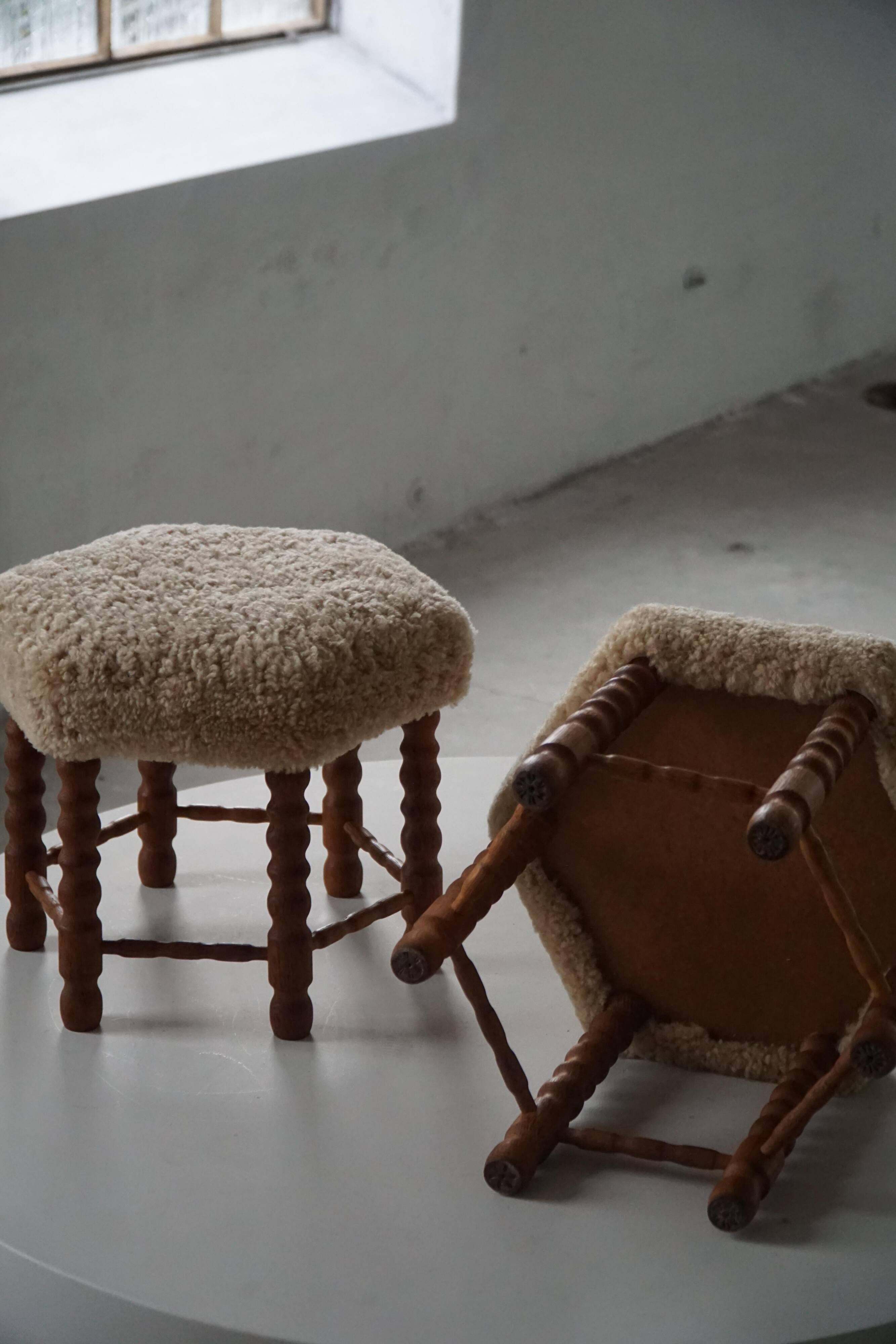 Pair of Danish oak stools from the mid-century with hexagonal seat and turned legs, 1950s.