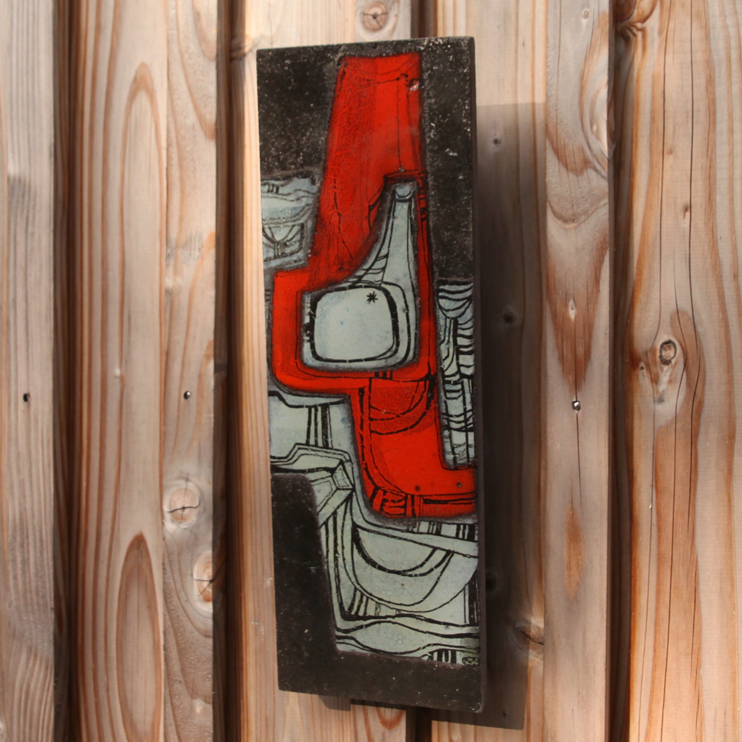 Enamelled lava wall plate