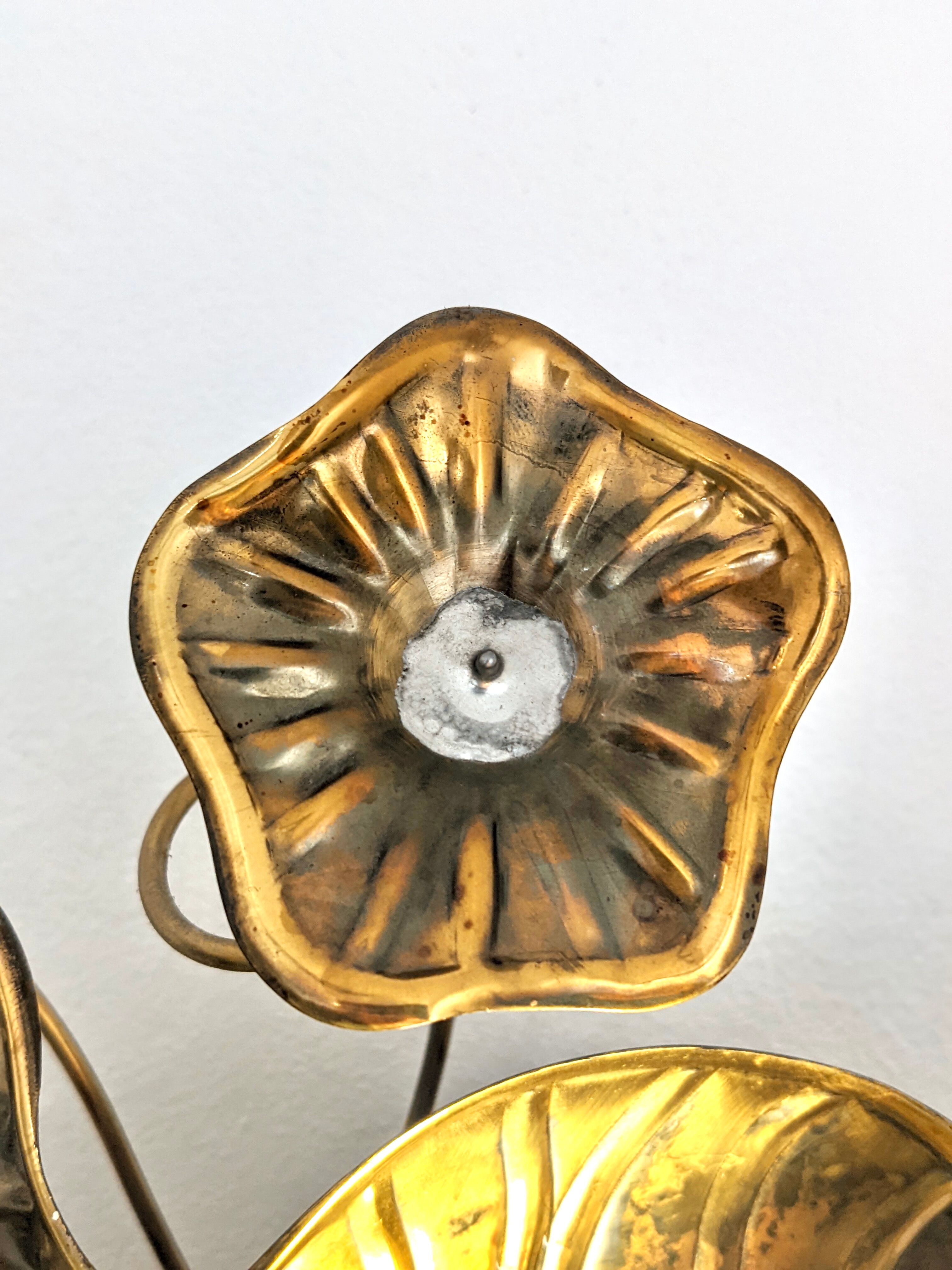 Flower-shaped wall lamp