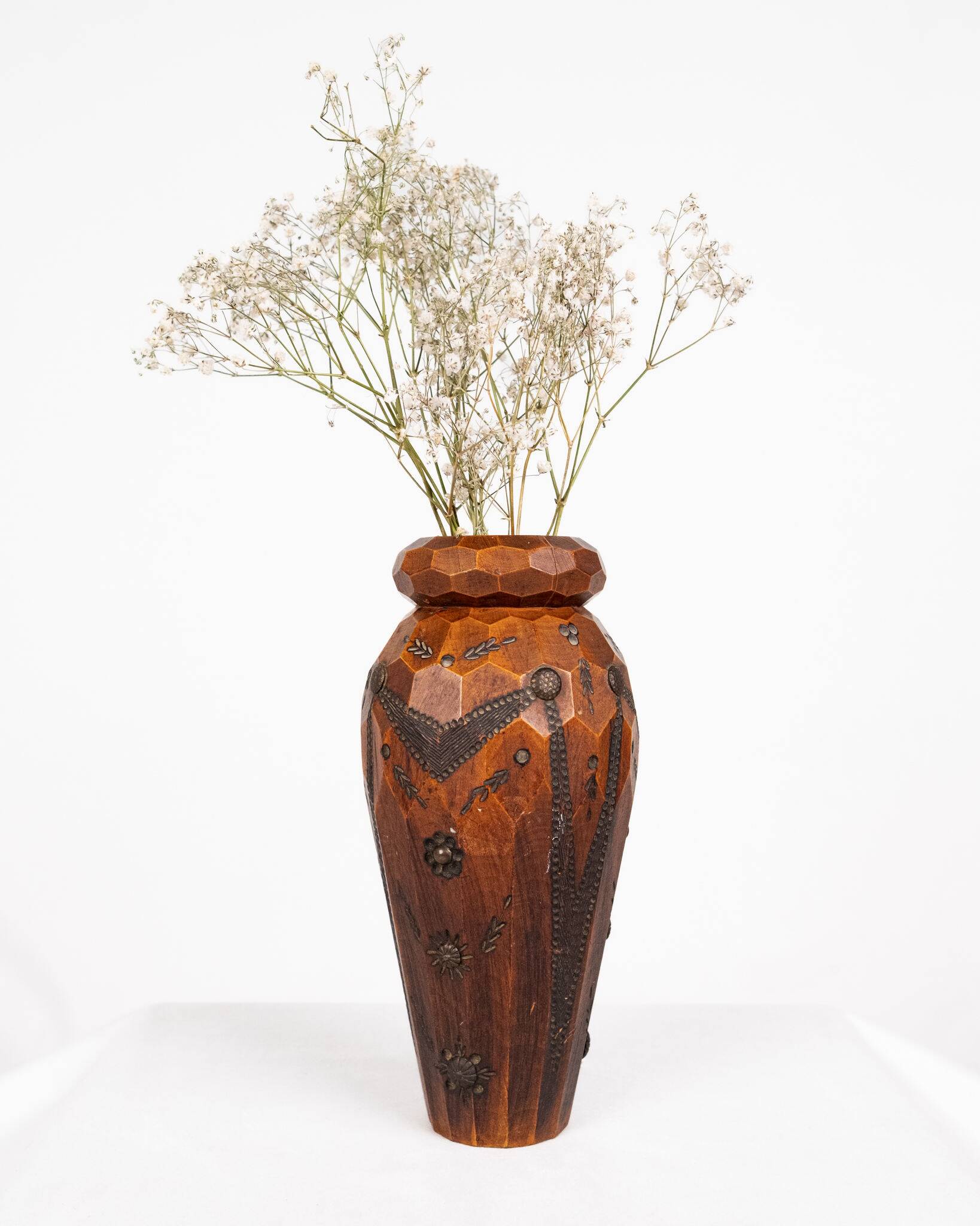 Vase breton en bois sculpté et laiton, Bretagne, France, 1960s