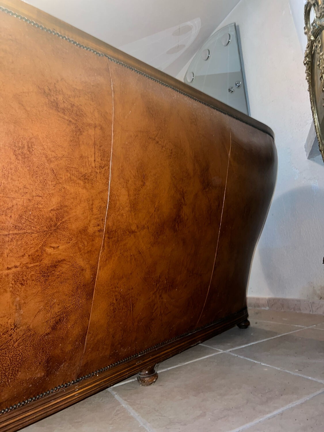 Three-seater Chesterfield sofa