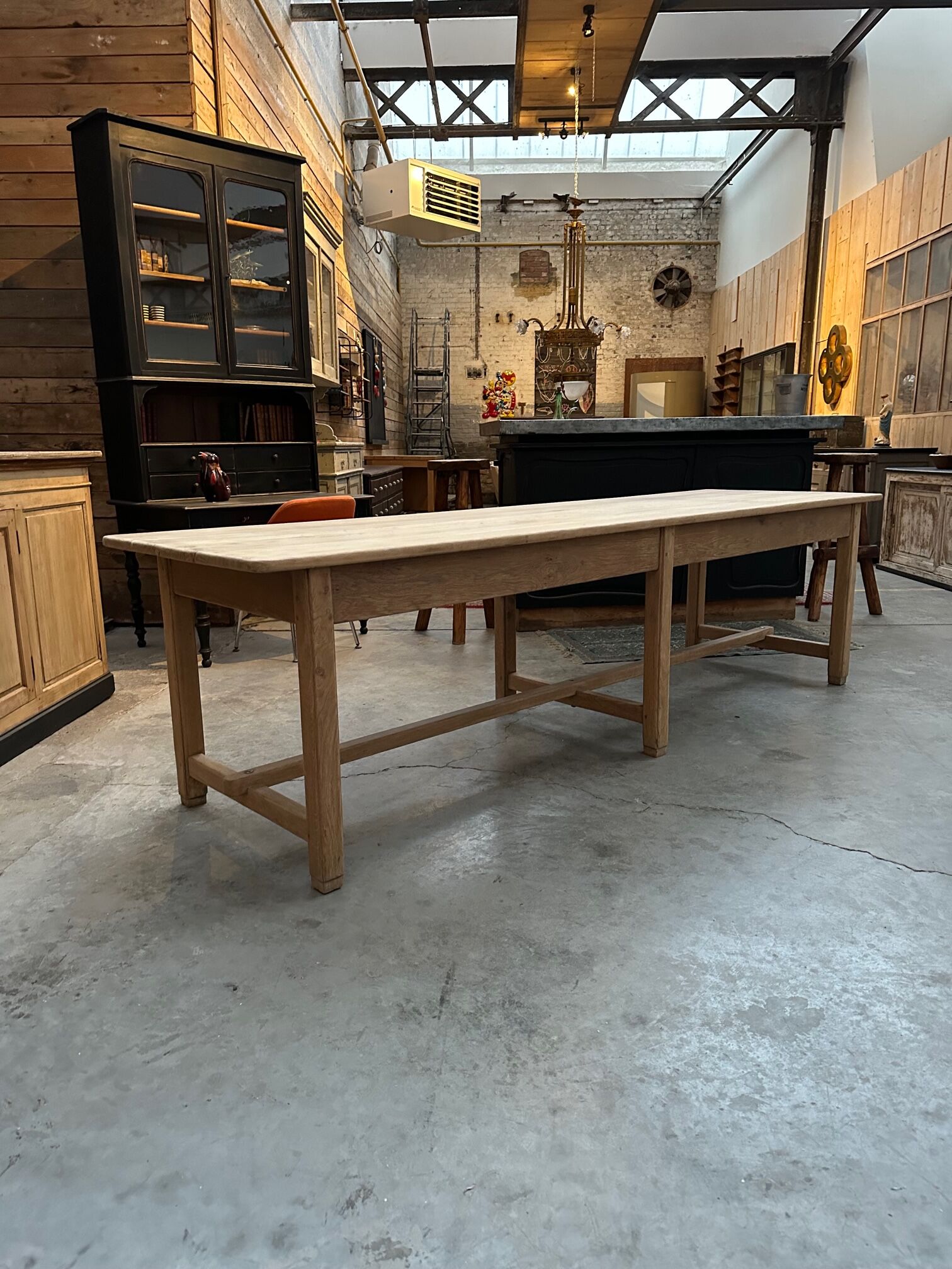 Oak farmhouse table and its 2 benches