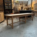 Oak farmhouse table and its 2 benches