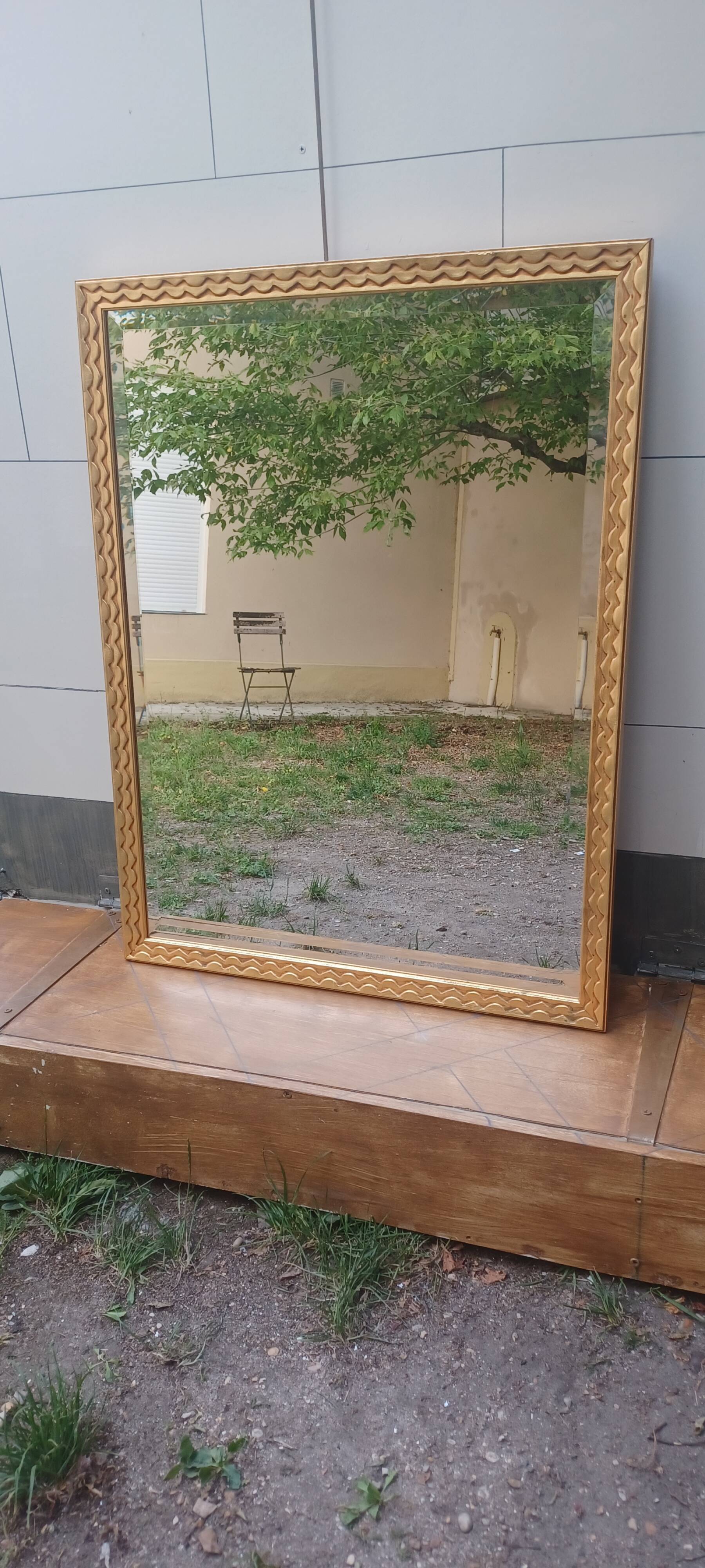 Miroir dore de style art-deco ( 1925-1945) avec  glace biseautee