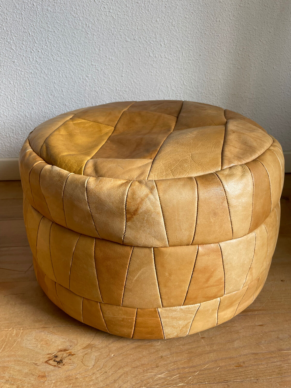 Set of 2 patchwork leather poufs brown camel De Sède