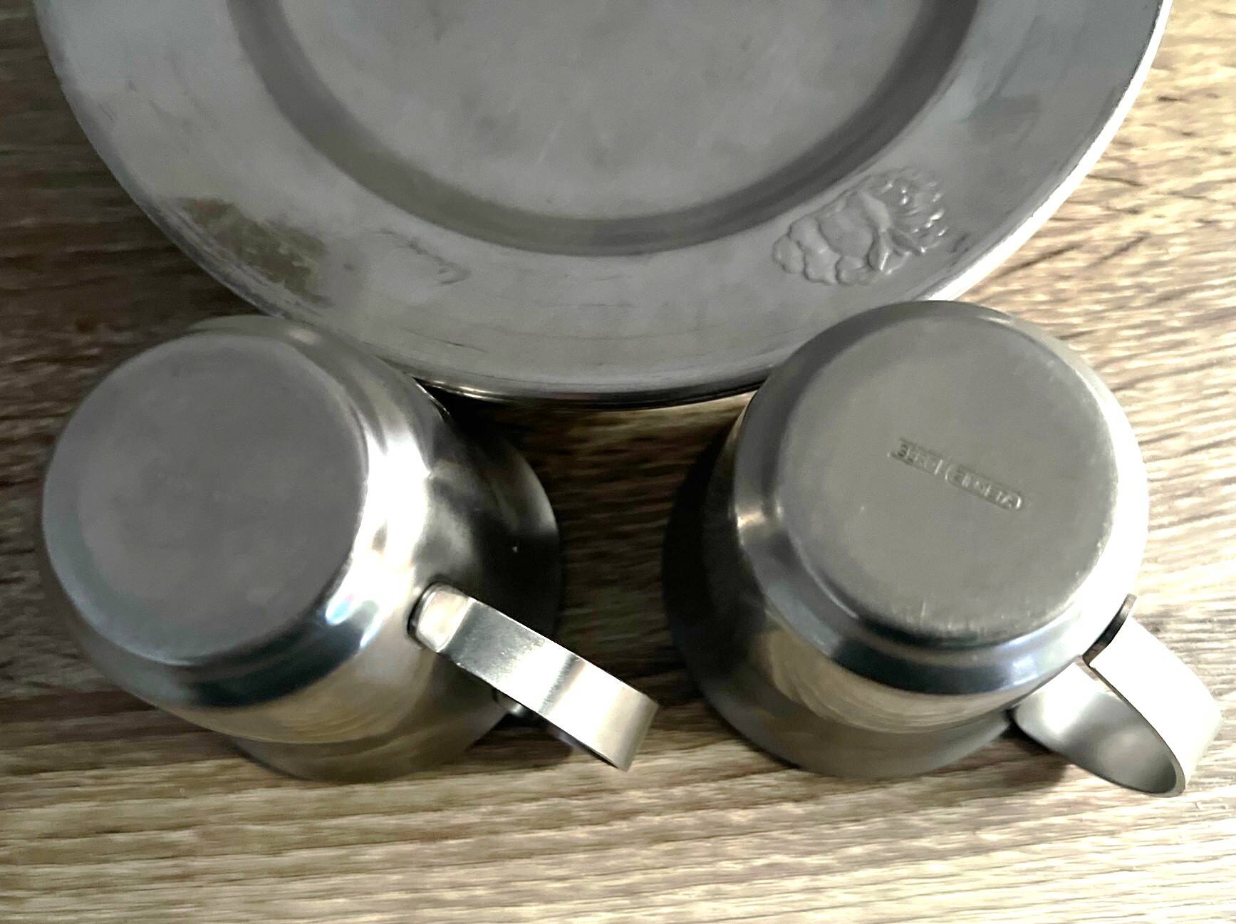 2 plates and 2 silver-plated metal cups by Gero Zilmeta with rabbit designs.