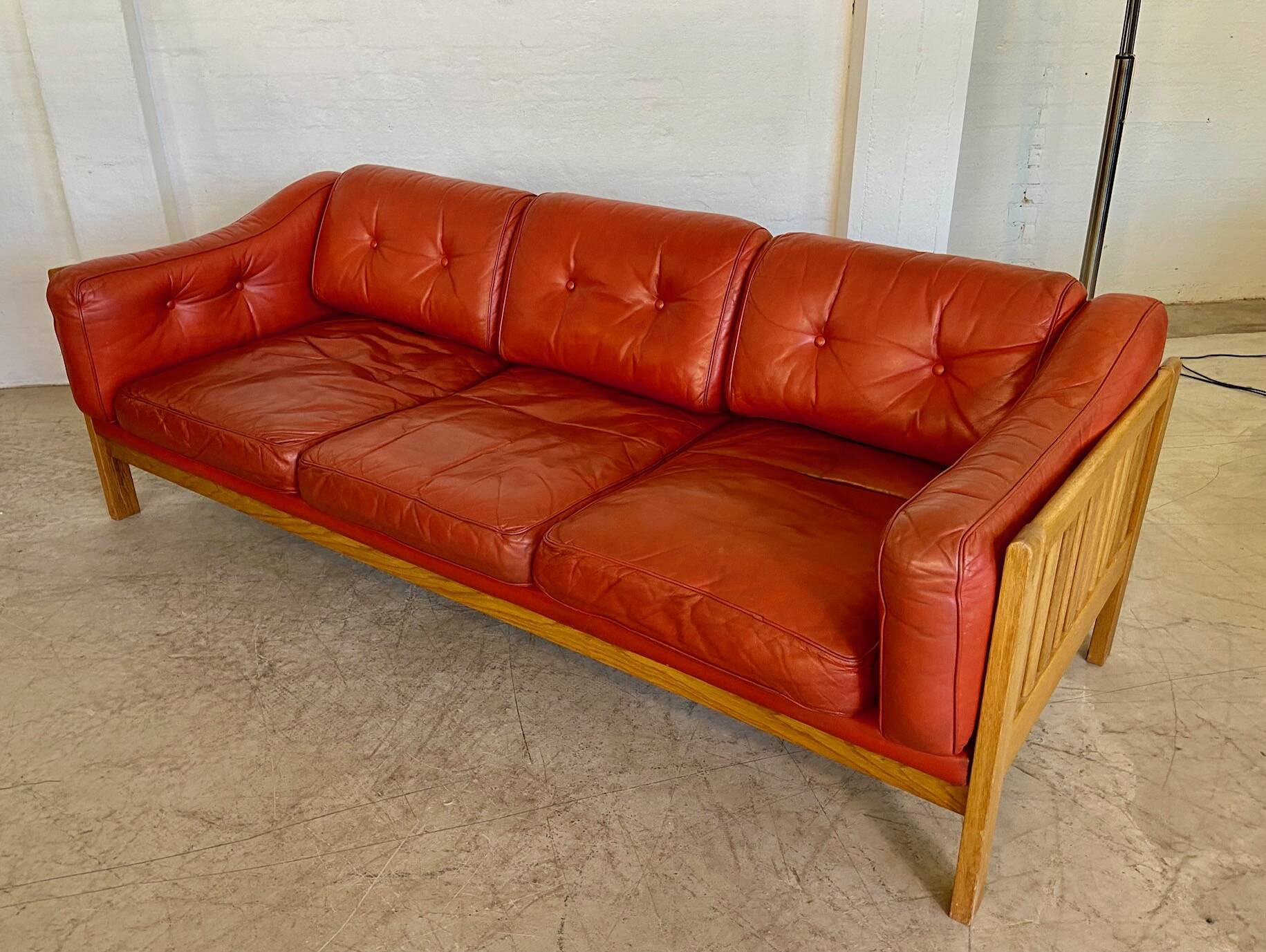 Canapé vintage suédois des années 70 en cuir cognac pour 3 personnes.