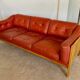 Canapé vintage suédois des années 70 en cuir cognac pour 3 personnes.