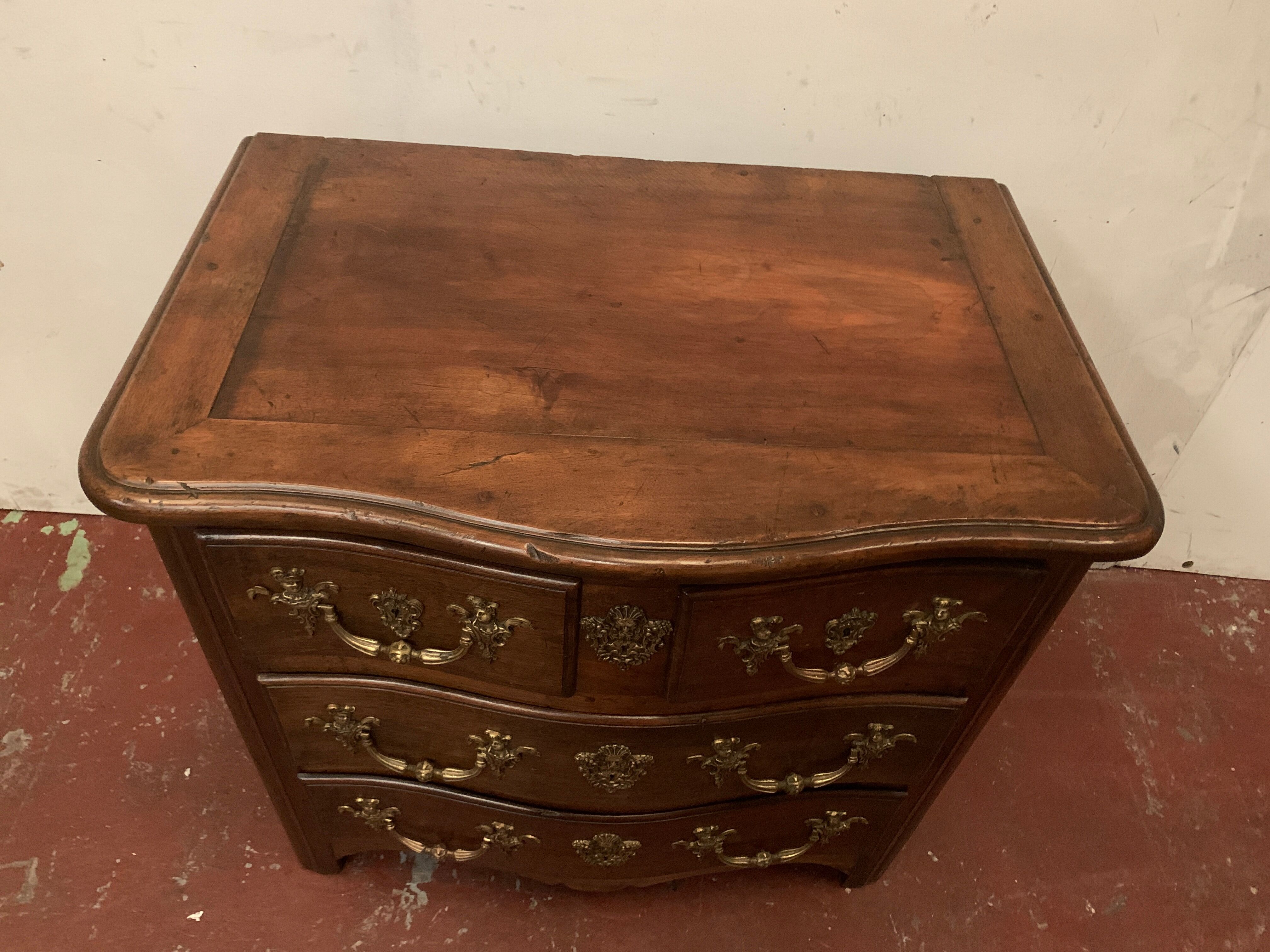 Commode provinciale en noyer massif xviii siècle