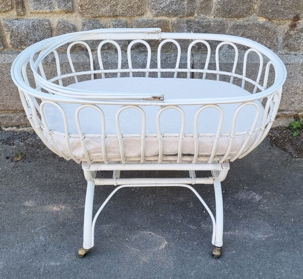 Lit berceau bambou rotin à roulettes, blanc, avec anse, vintage, années 60