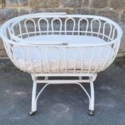 Lit berceau bambou rotin à roulettes, blanc, avec anse, vintage, années 60