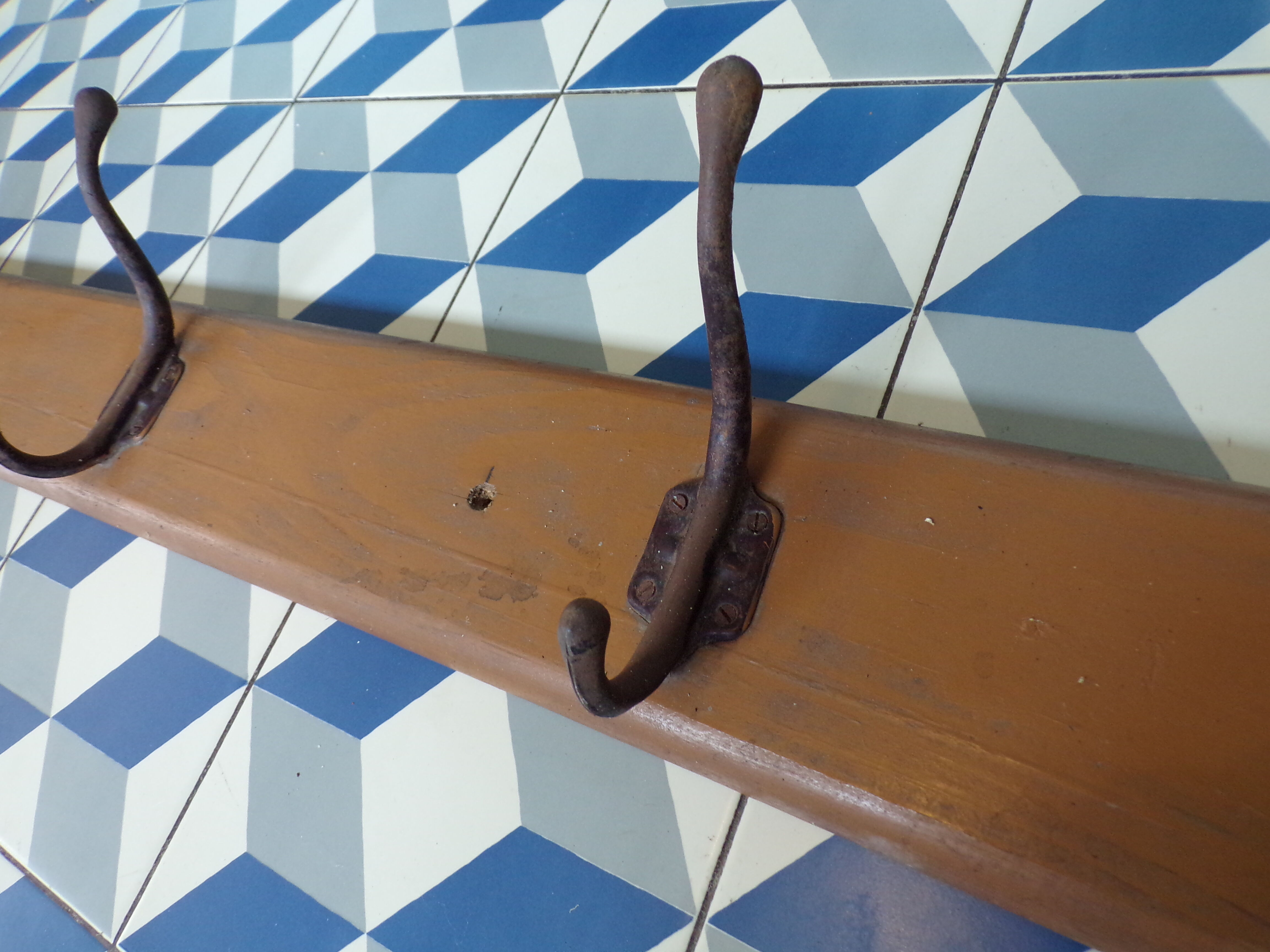 School coat rack bar 7 hooks