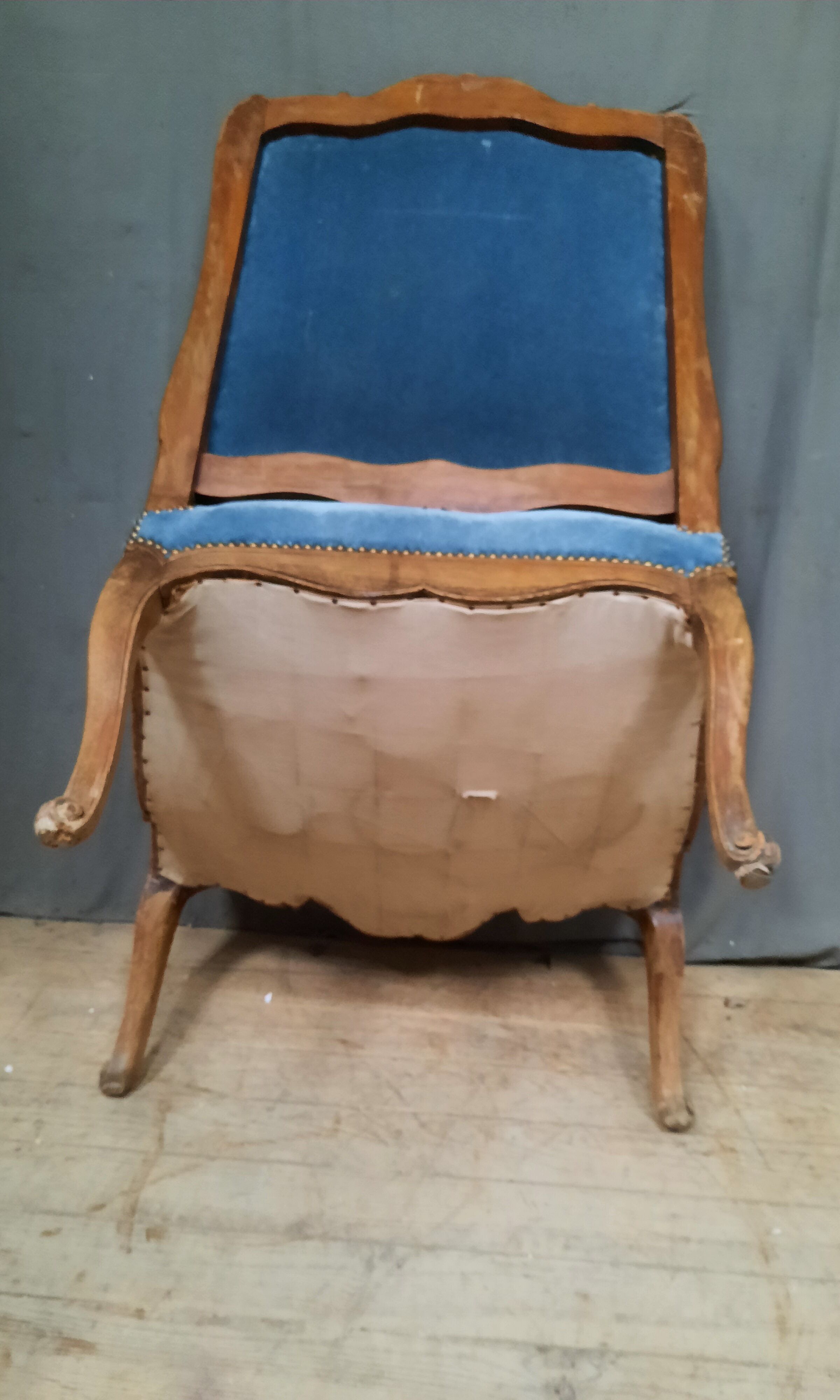 Fauteuil regence en chêne  et velour bleu