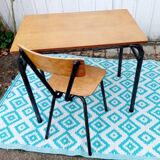 Bureau d'écolier et sa chaise