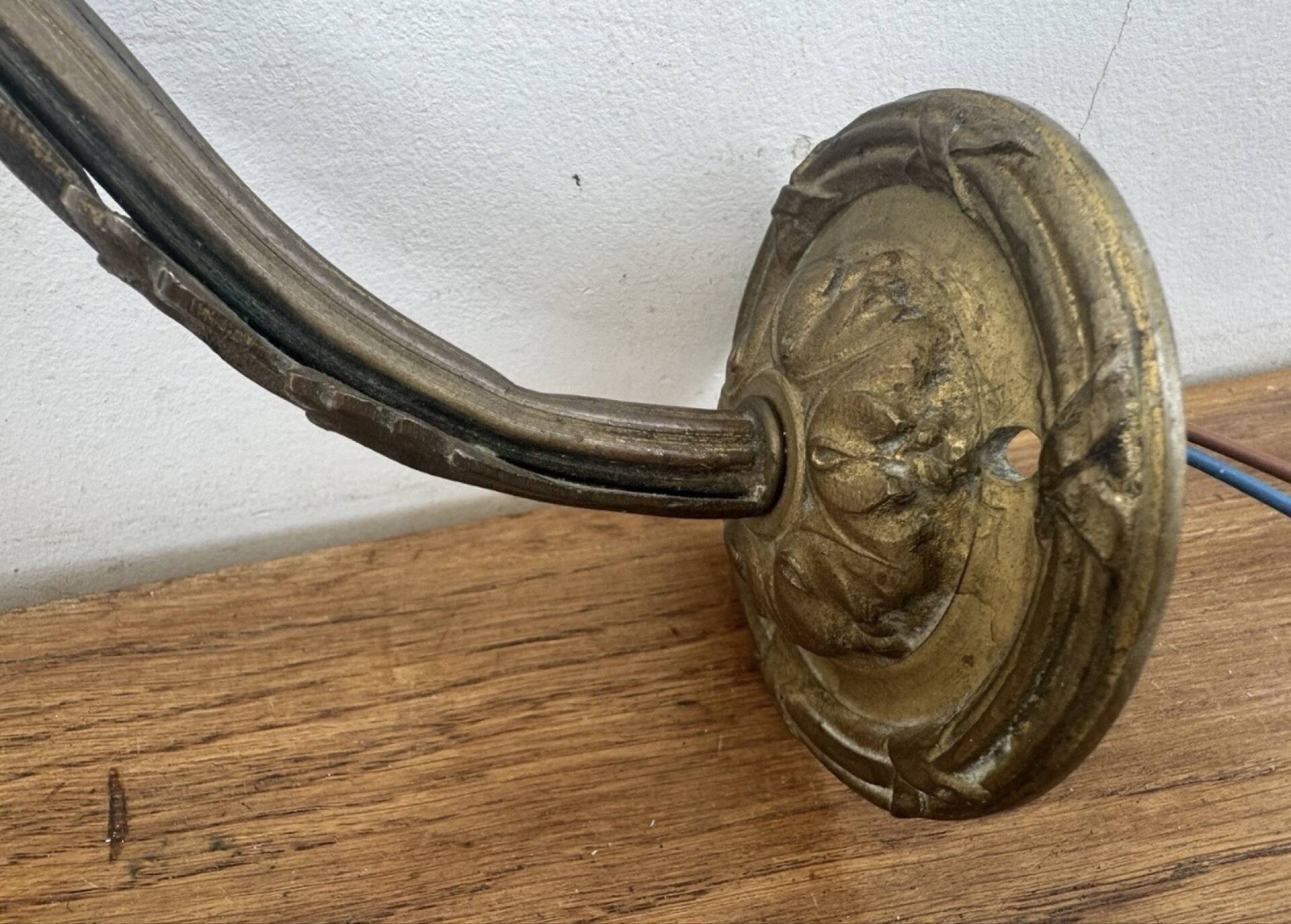 Antique bronze wall light in Louis XVI style - tulip-shaped glass paste flower.