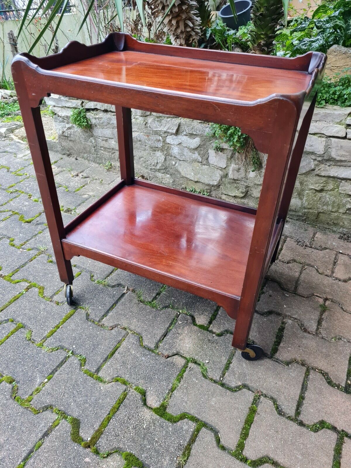 Serving on wooden wheels 30s