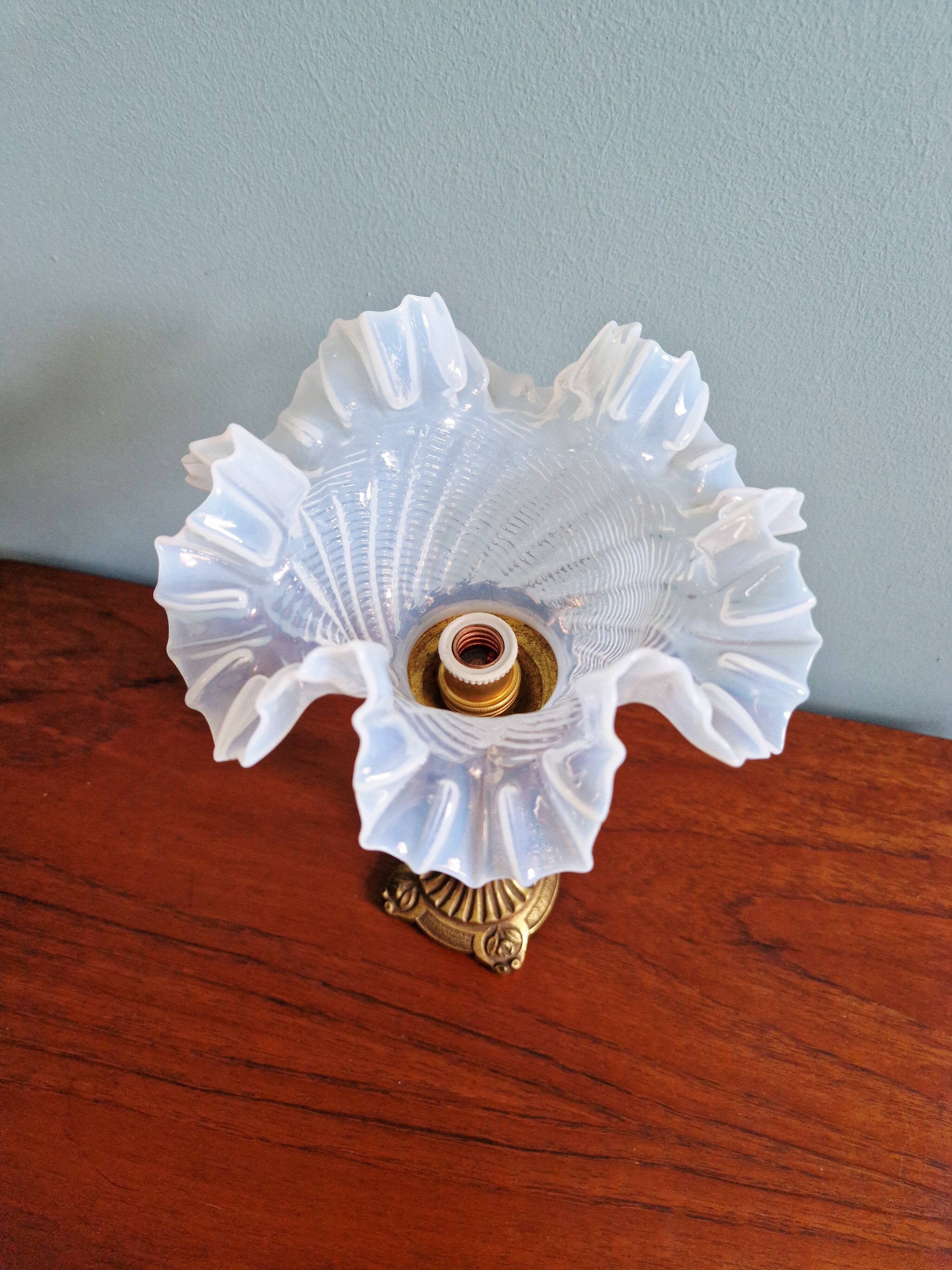 Table lamp in gilded bronze with opalescent glass shade, early 20th century.